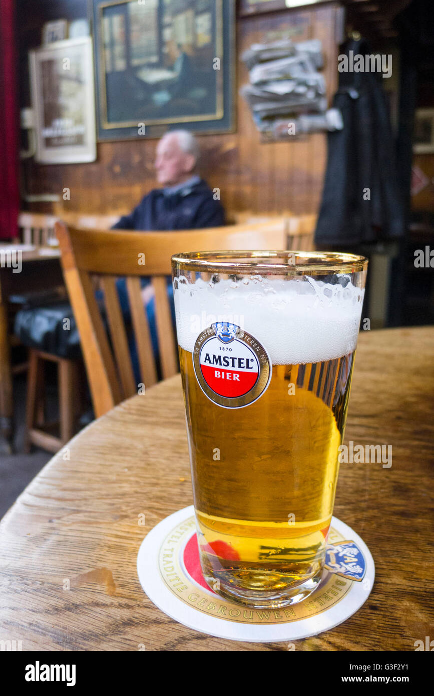 Bicchiere da birra, Tavolo esterno, Café 't Papeneiland, angolo Prinsengracht/Brouwersgracht, Amsterdam, Olanda, Paesi Bassi Foto Stock