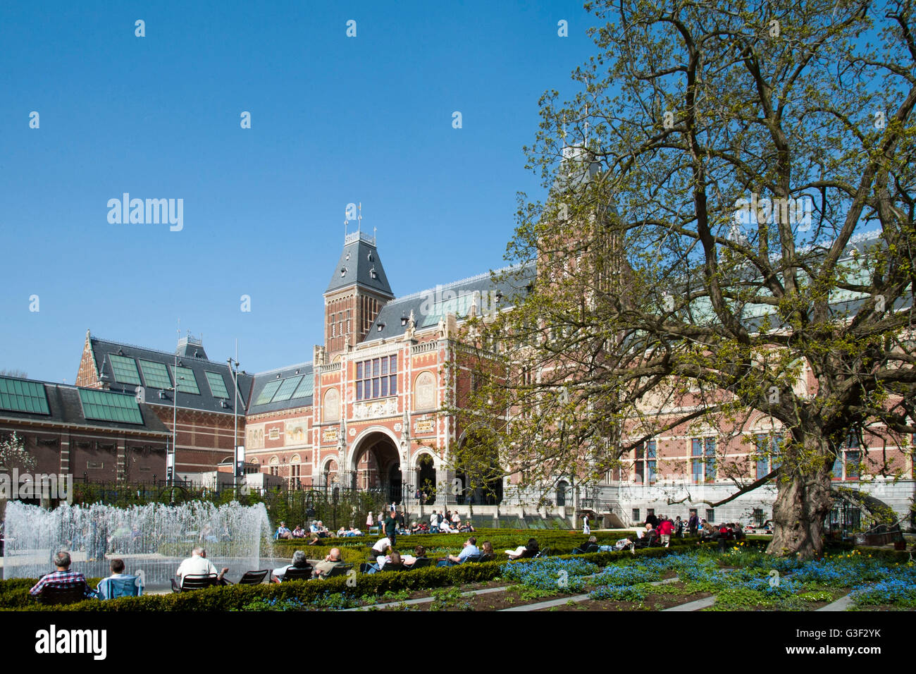 Museumplein, giardino Rijksmuseum, Amsterdam, Olanda, Paesi Bassi Foto Stock
