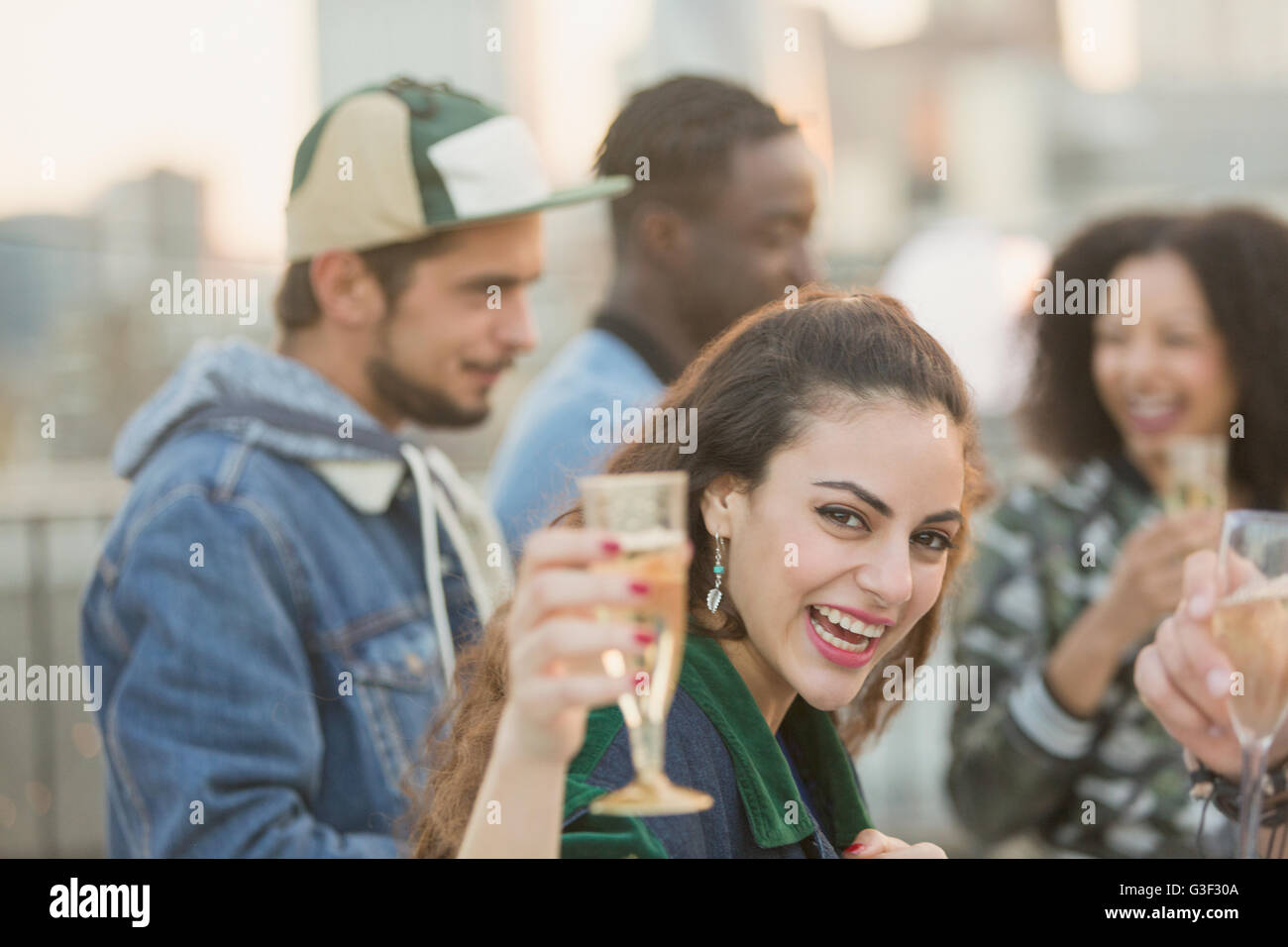 Ritratto entusiasta giovane donna bere champagne a parte Foto Stock