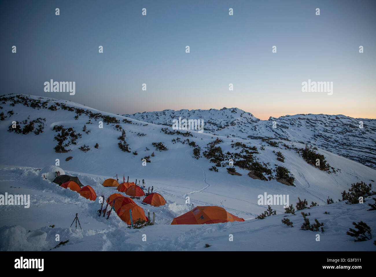 Il camp di tende in inverno al mattino Foto Stock