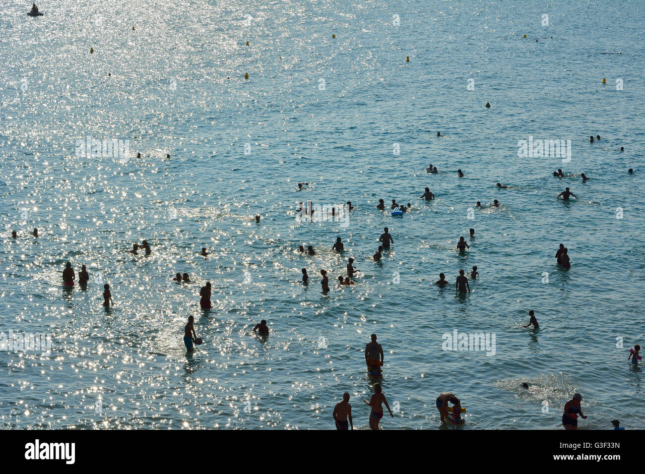 Spiaggia con persone in estate, Plage de Sainte Croix, La Couronne, Martigues, Cote Bleue, Mare mediterraneo, Provence Alpes Cote d Azur, Bouches du Rhone, Francia Foto Stock