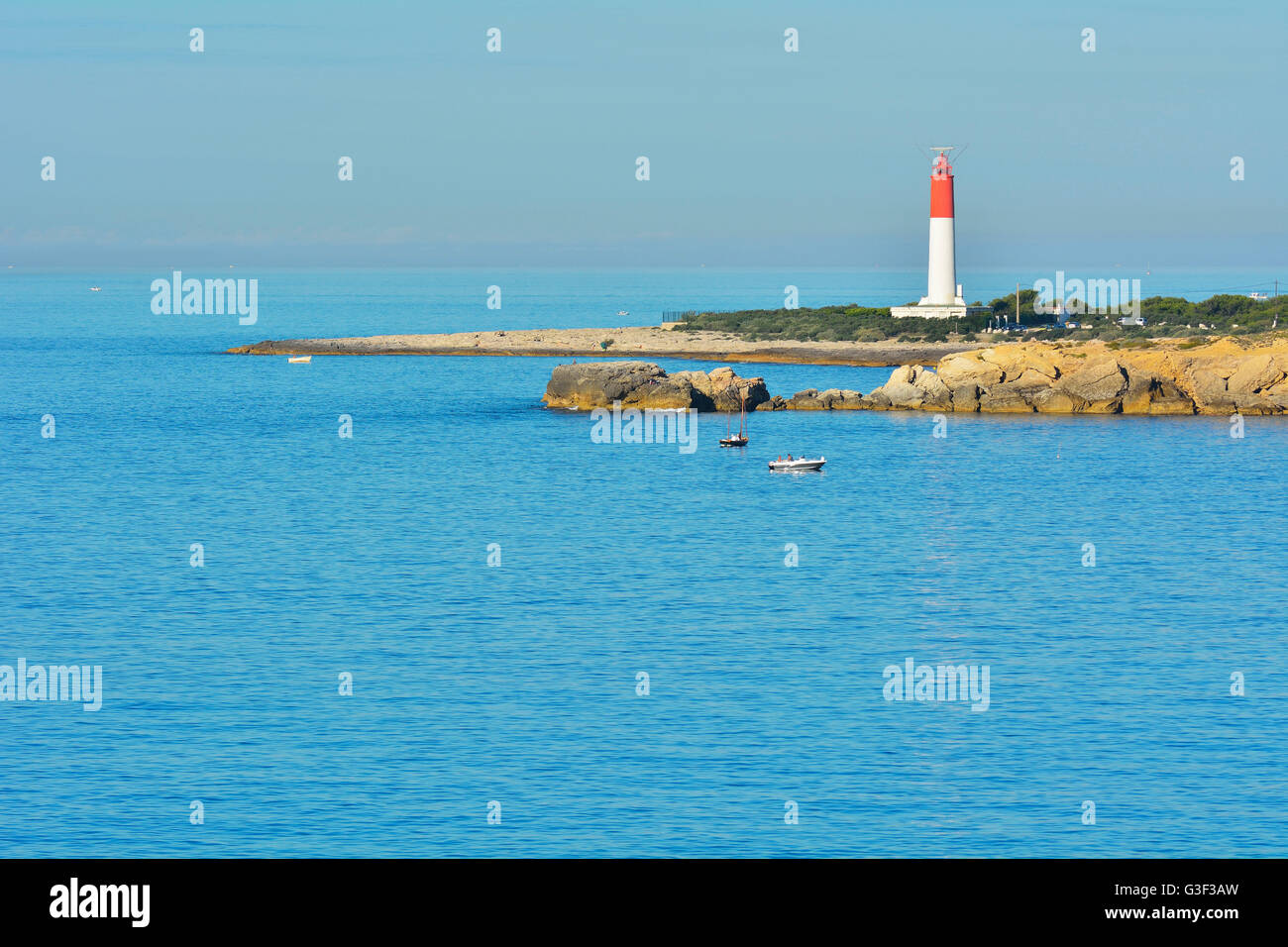 Faro con mare, Anse de la Beaumderie, La Couronne, Martigues, Cote Bleue, Mare mediterraneo, Provence Alpes Cote d Azur, Bouches du Rhone, Francia Foto Stock