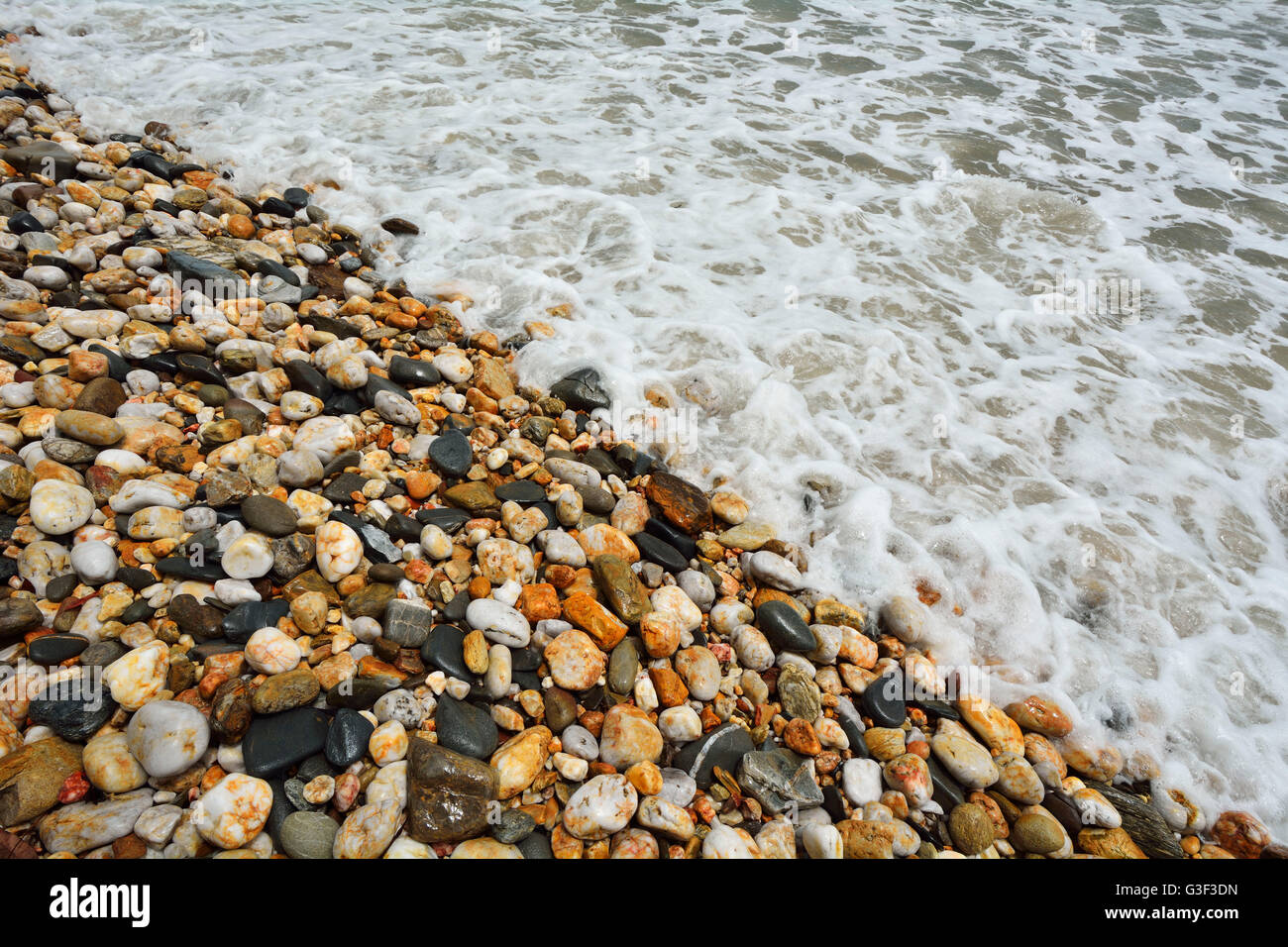 Spiaggia ghiaiosa con acqua di mare, Captain Cook Highway, Queensland, Australia Foto Stock