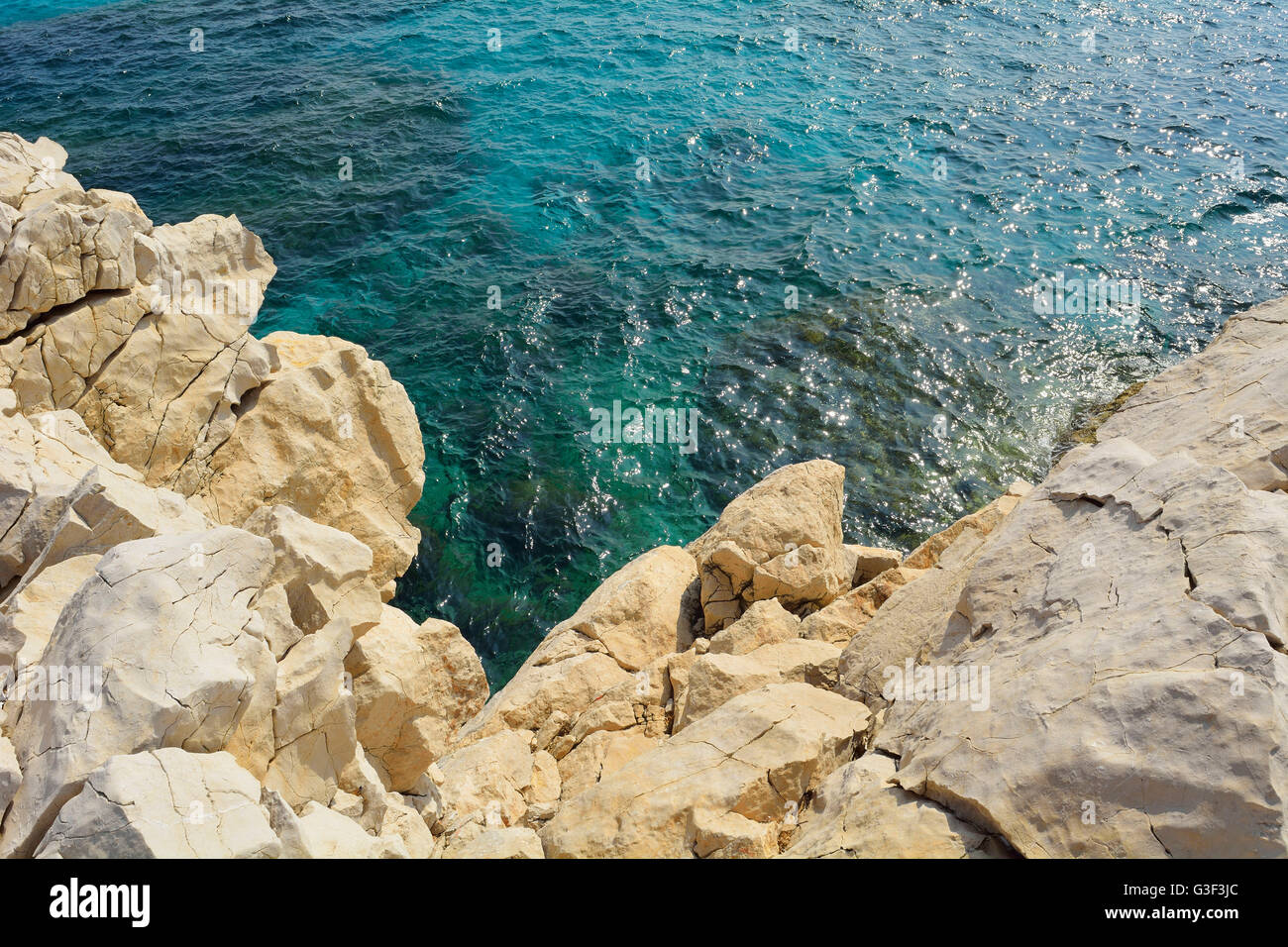 Costa di pietra con il blu del mare in estate, Anse de Sainte Croix, La Couronne, Martigues, Cote Bleue, Mare mediterraneo, Provence Alpes Cote d Azur, Bouches du Rhone, Francia Foto Stock