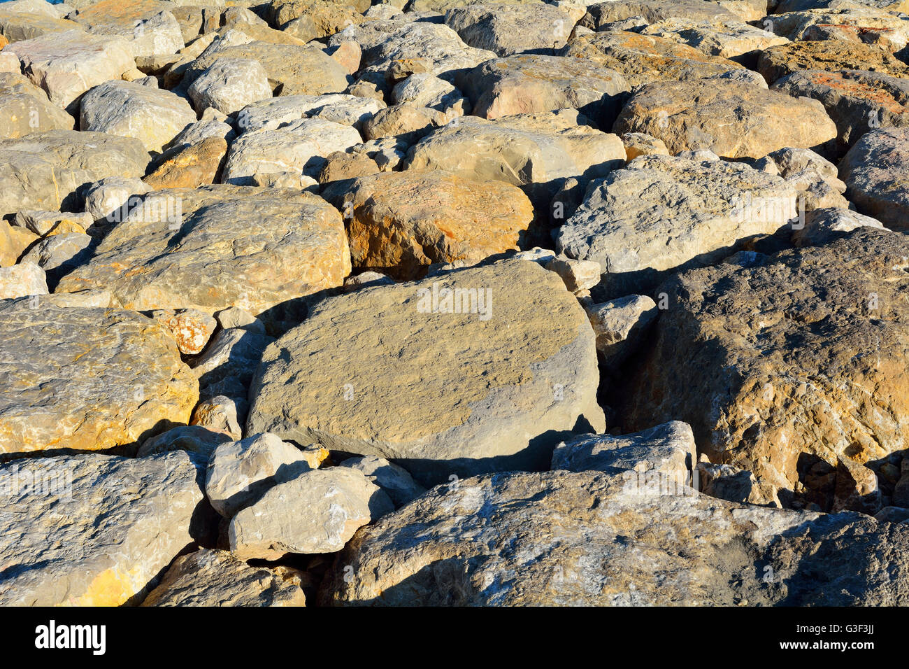 Le pietre come protezione Shore, Saintes-Maries-de-la-Mer, Carmague, Mare mediterraneo, Provence Alpes Cote d Azur, Bouches du Rhone, Francia Foto Stock