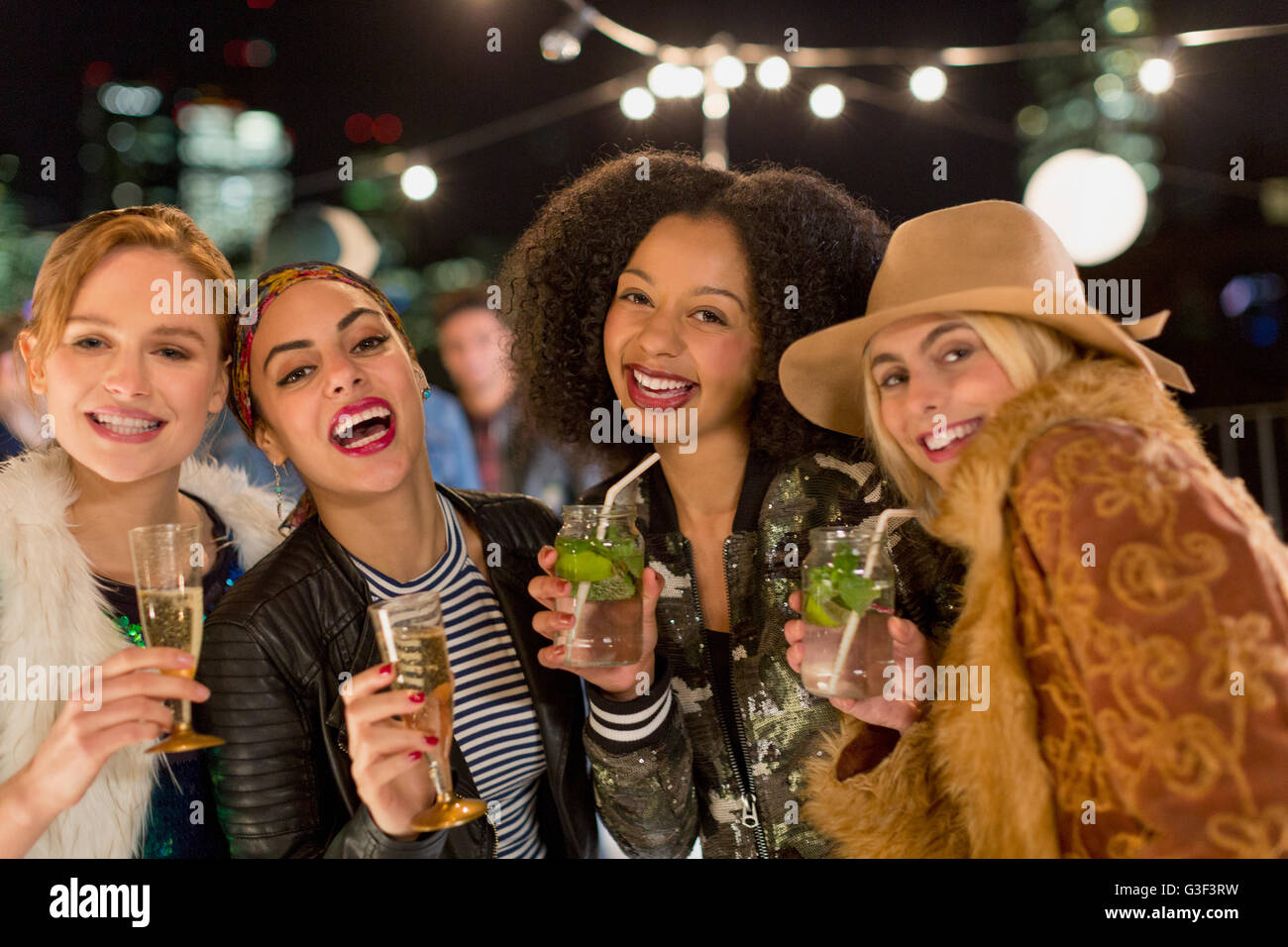 Ritratto entusiasta di giovani donne a bere un cocktail a parte Foto Stock