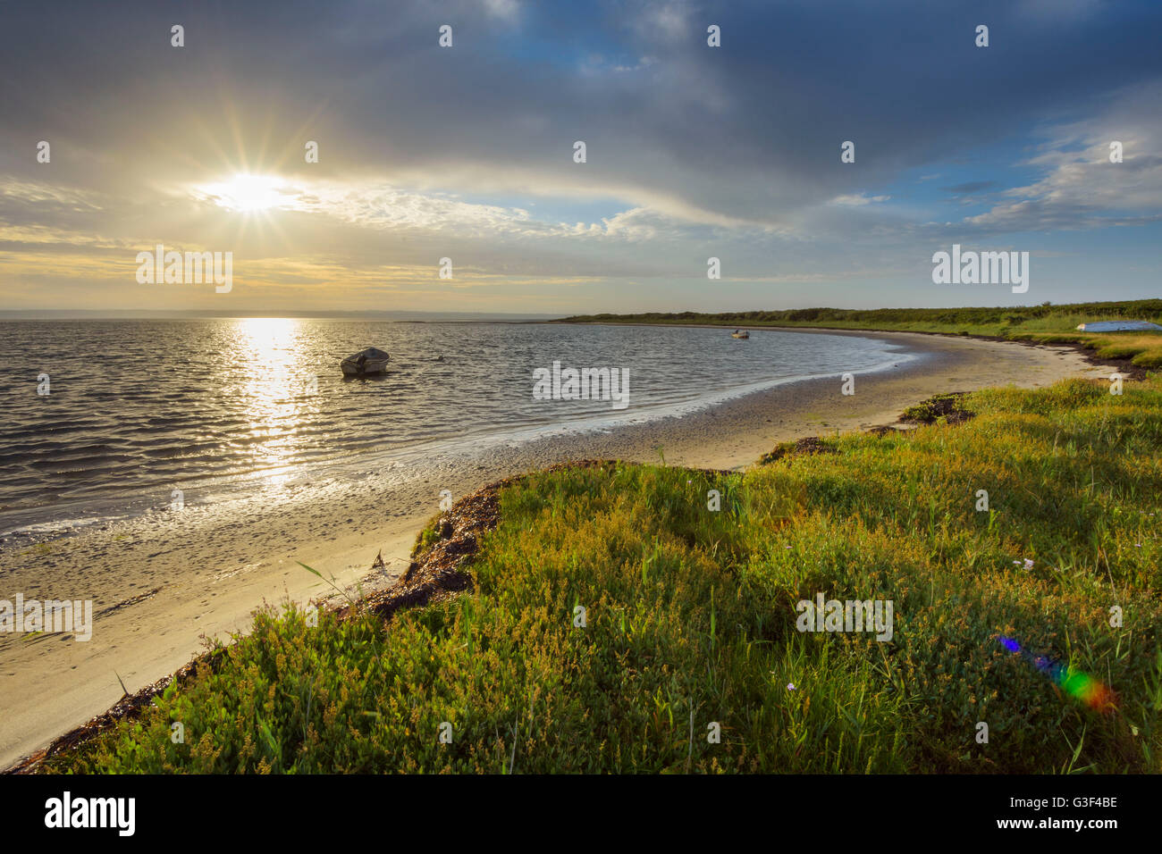 Ocean Bay con barche da pesca con Sun, Krig Vig, il tuo parco nazionale, Agger, Nord dello Jutland, Danimarca Foto Stock