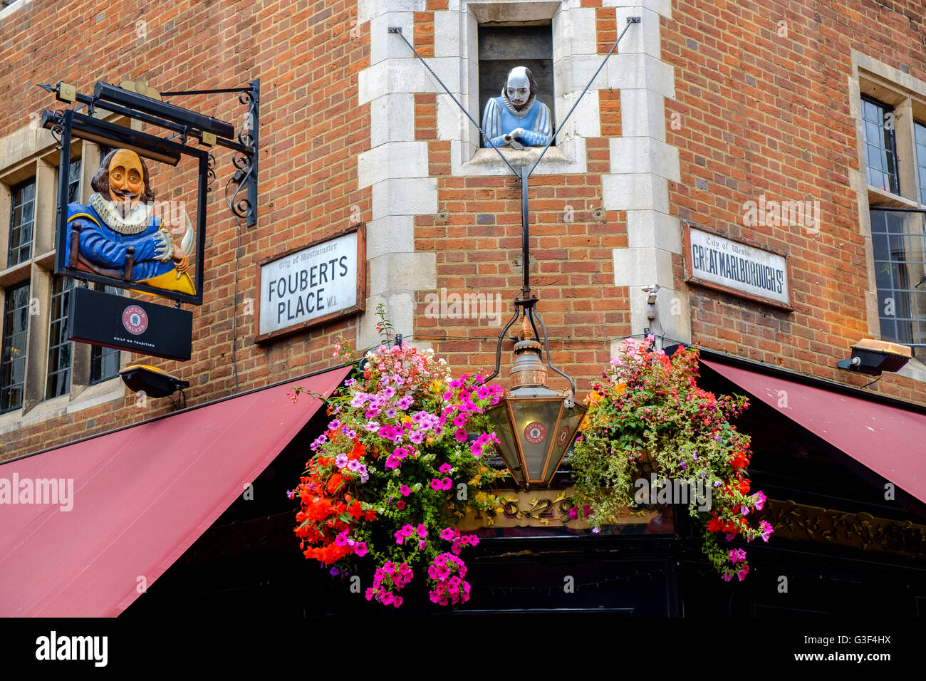 Carnaby Street è una strada pedonale dello shopping nella città di Westminster, Londra centrale, situato nel quartiere di Soho a Londra, Inghilterra, Regno Unito Foto Stock