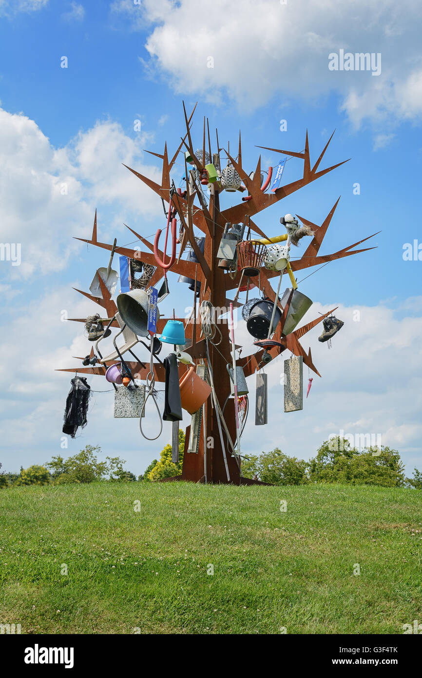 Funny decorate albero di ferro arrugginito in giardino Foto Stock