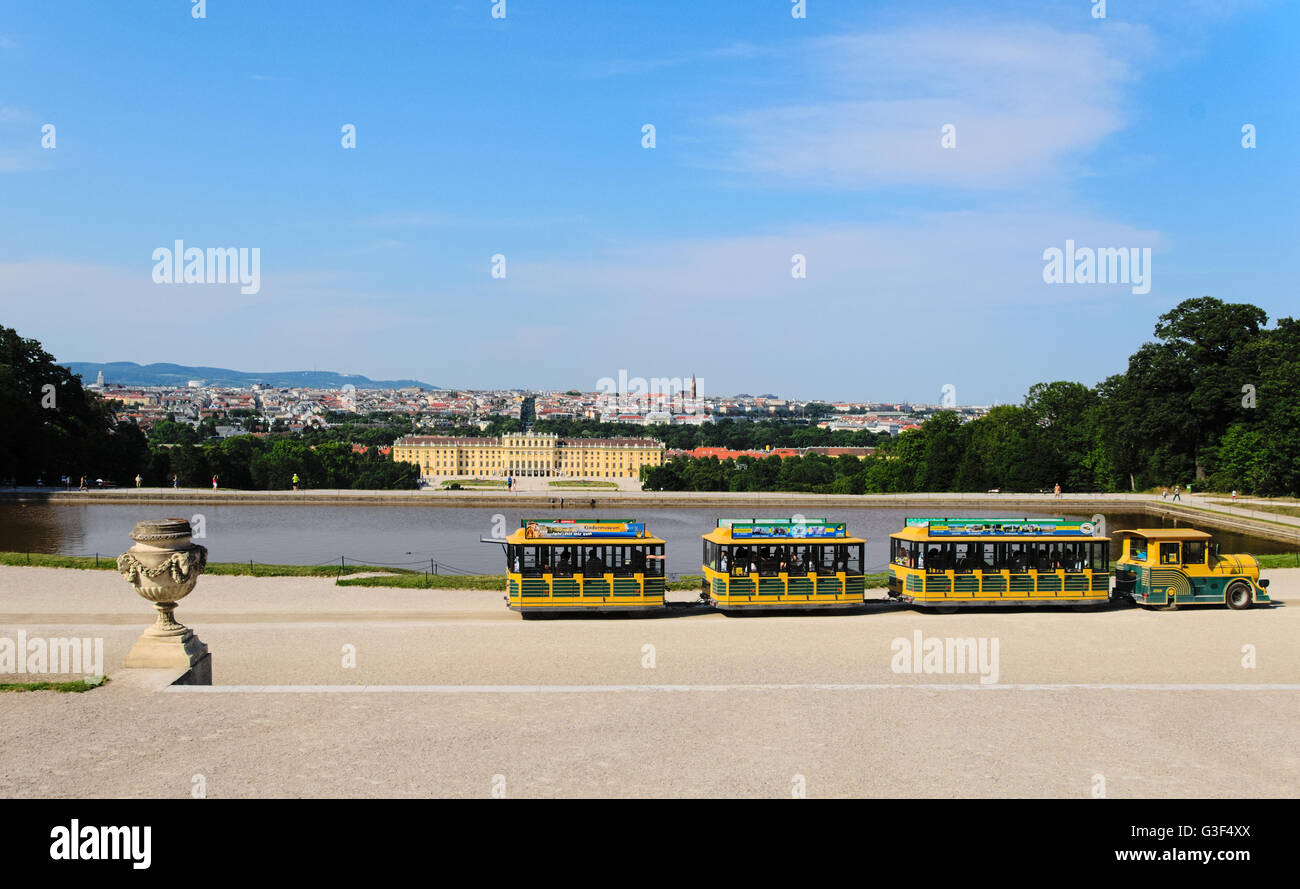Vista panoramica del Palazzo di Schonbrunn a Vienna con il circuito turistico piccolo treno in primo piano Foto Stock