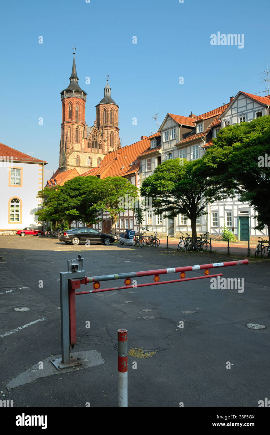 Barriera sulla strada di una cattedrale Gottigen in Germania Foto Stock