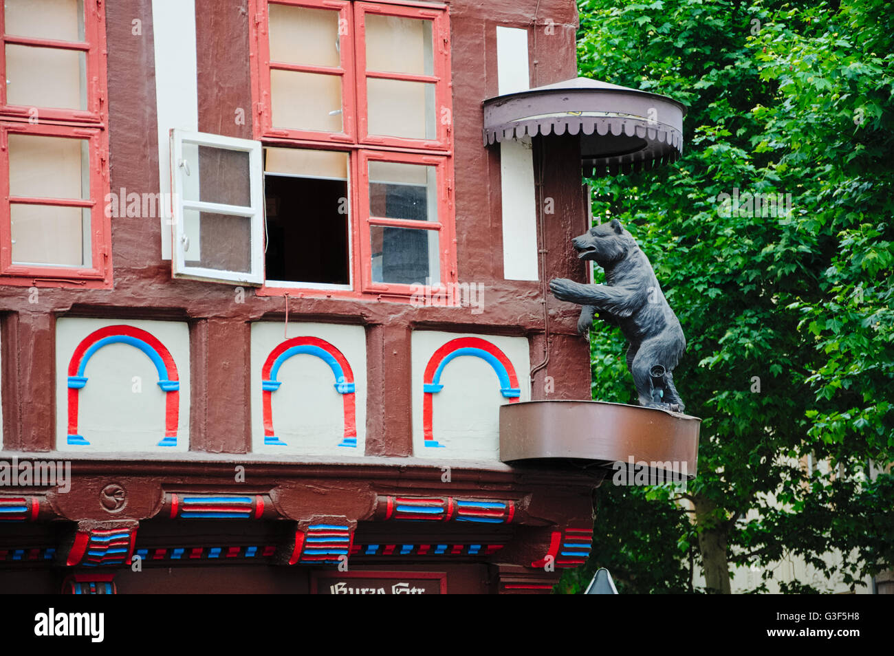 La scultura di un orso salendo una parete in Gottigen Germania Foto Stock