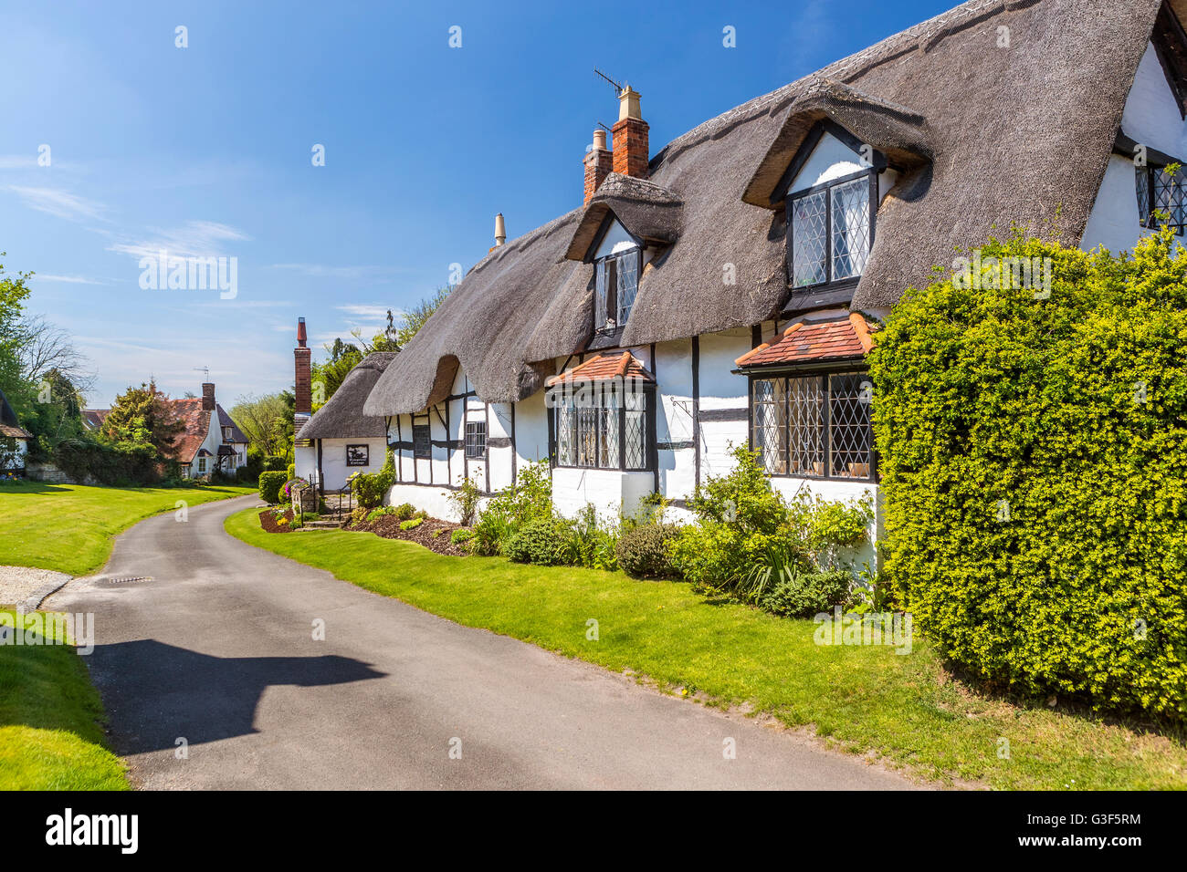 Cottage con il tetto di paglia a Welford-on-Avon, Warwickshire, Inghilterra, Regno Unito, Europa. Foto Stock