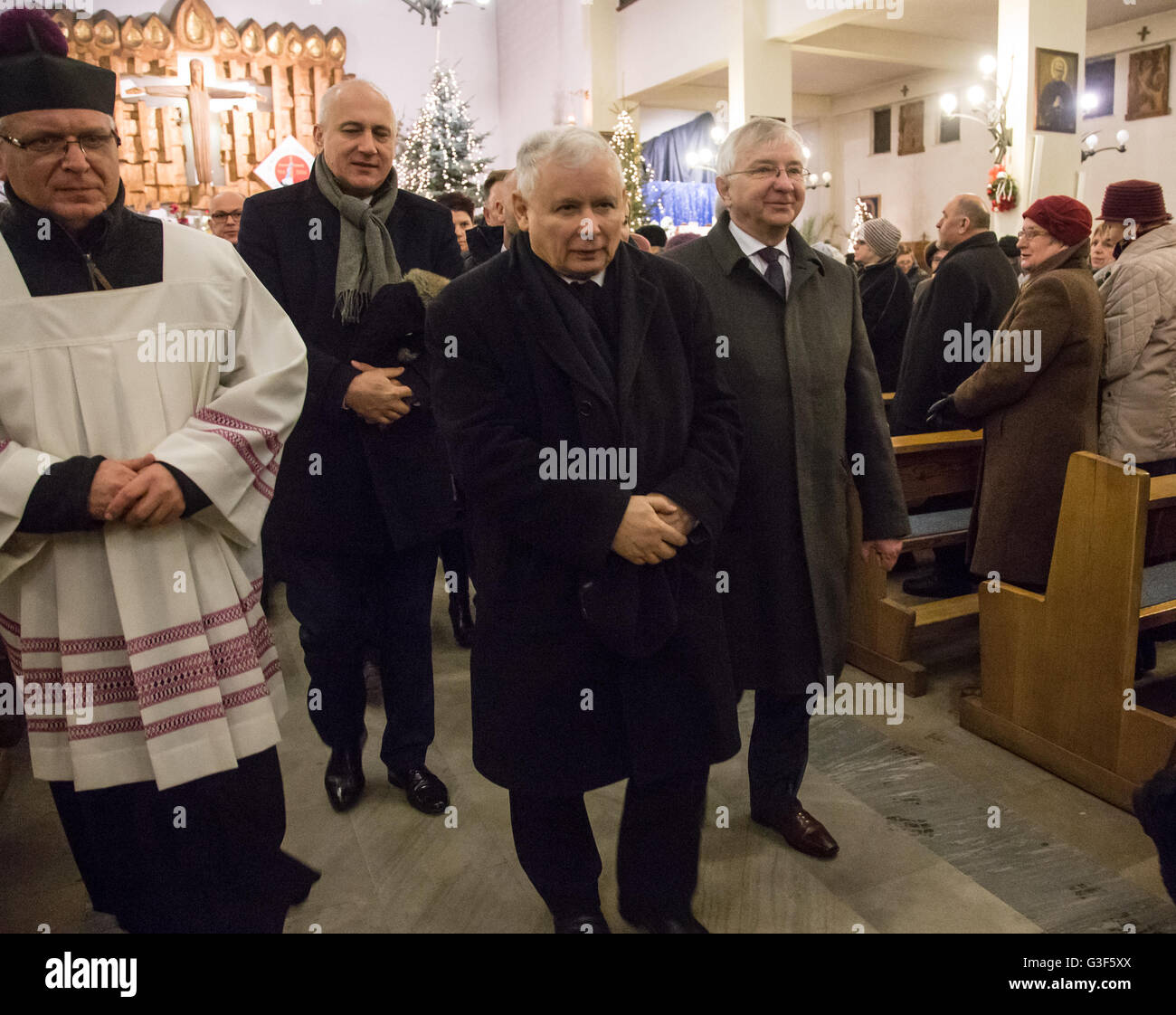 Il Leader del polacco del partito di governo, il diritto e la giustizia (PI), Jaroslaw Kaczynski in una chiesa, in Polonia. Foto Stock