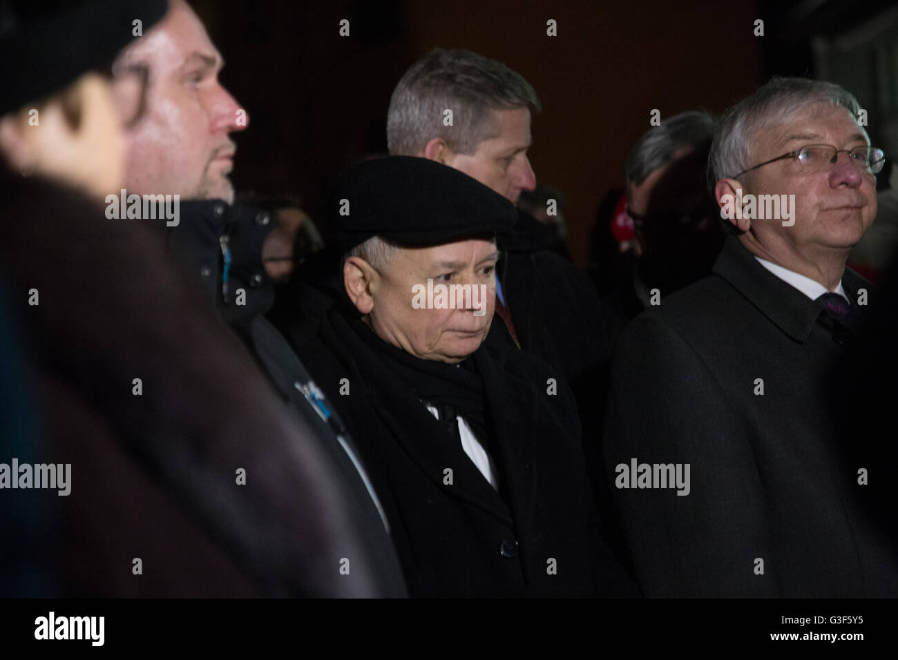 Il Leader del polacco del partito di governo, il diritto e la giustizia (PI), Jaroslaw Kaczynski in una chiesa, in Polonia. Foto Stock