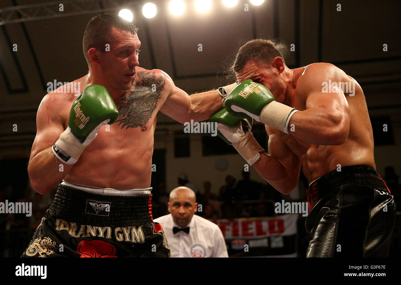 Vladimir Idranyi (destra) contro Charlie Duffield nel Internazionale Concorso Light-Heavyweight a York Hall di Londra. Foto Stock