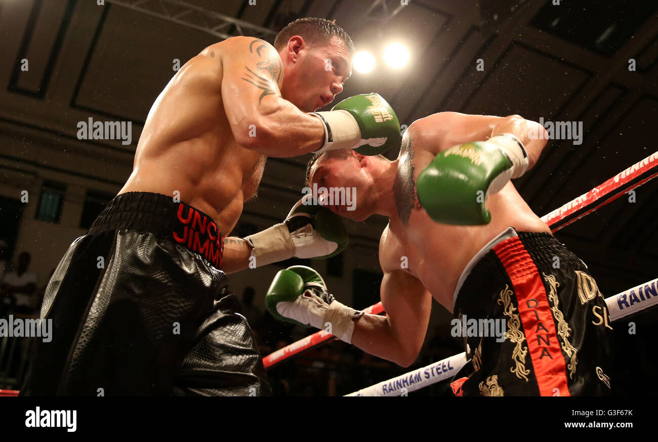 Vladimir Idranyi (sinistra) contro Charlie Duffield nel Internazionale Concorso Light-Heavyweight a York Hall di Londra. Foto Stock