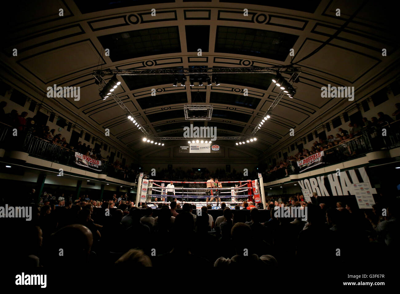 Una vista generale di Charlie Duffield contro Vladimir Idranyi internazionale in Concorso Light-Heavyweight a York Hall di Londra. Foto Stock