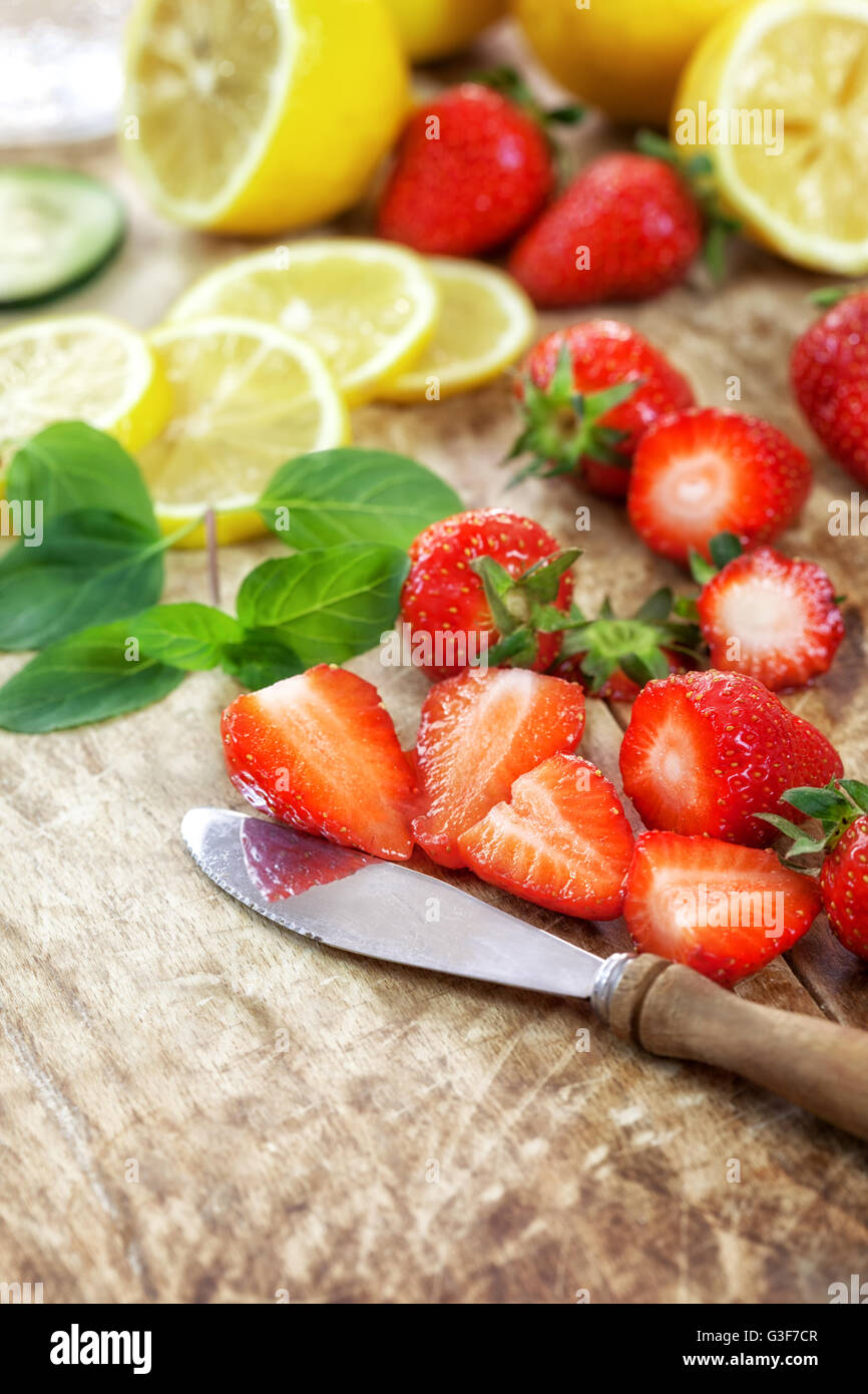 Frutta fresca - Ingredienti per detox infuso di acqua su sfondo di legno Foto Stock
