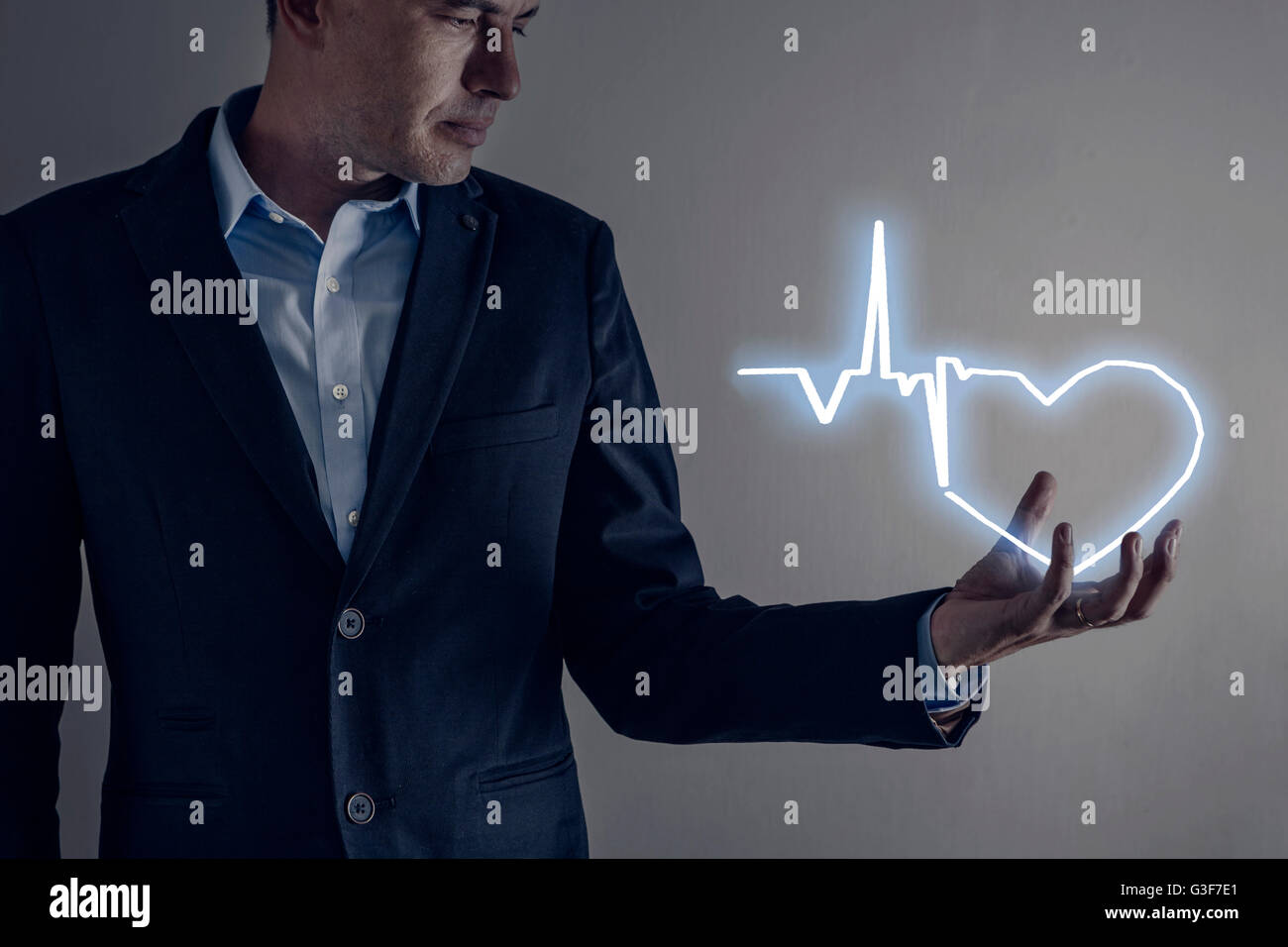 Immagine di uomo con un fulmine di cuore Foto Stock