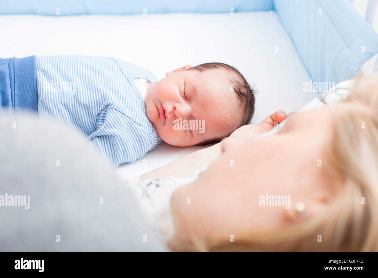 La madre e il bambino co-dormire in modo sicuro Foto Stock