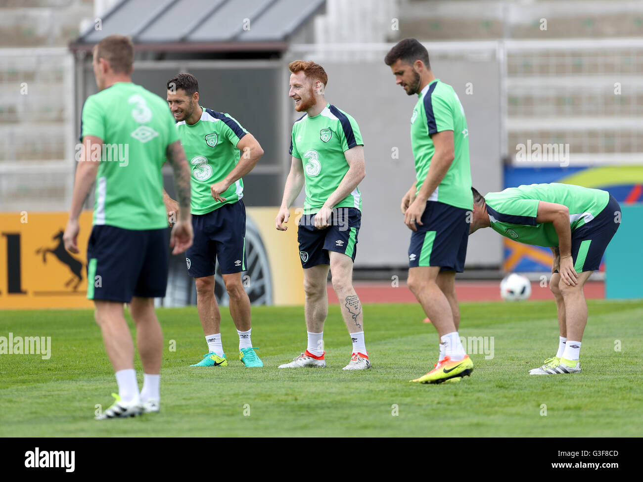 Repubblica di Irlanda è Stephen Quinn a fianco di compagni di squadra durante una sessione di allenamento allo Stade de Montbauron, Versailles. Foto Stock