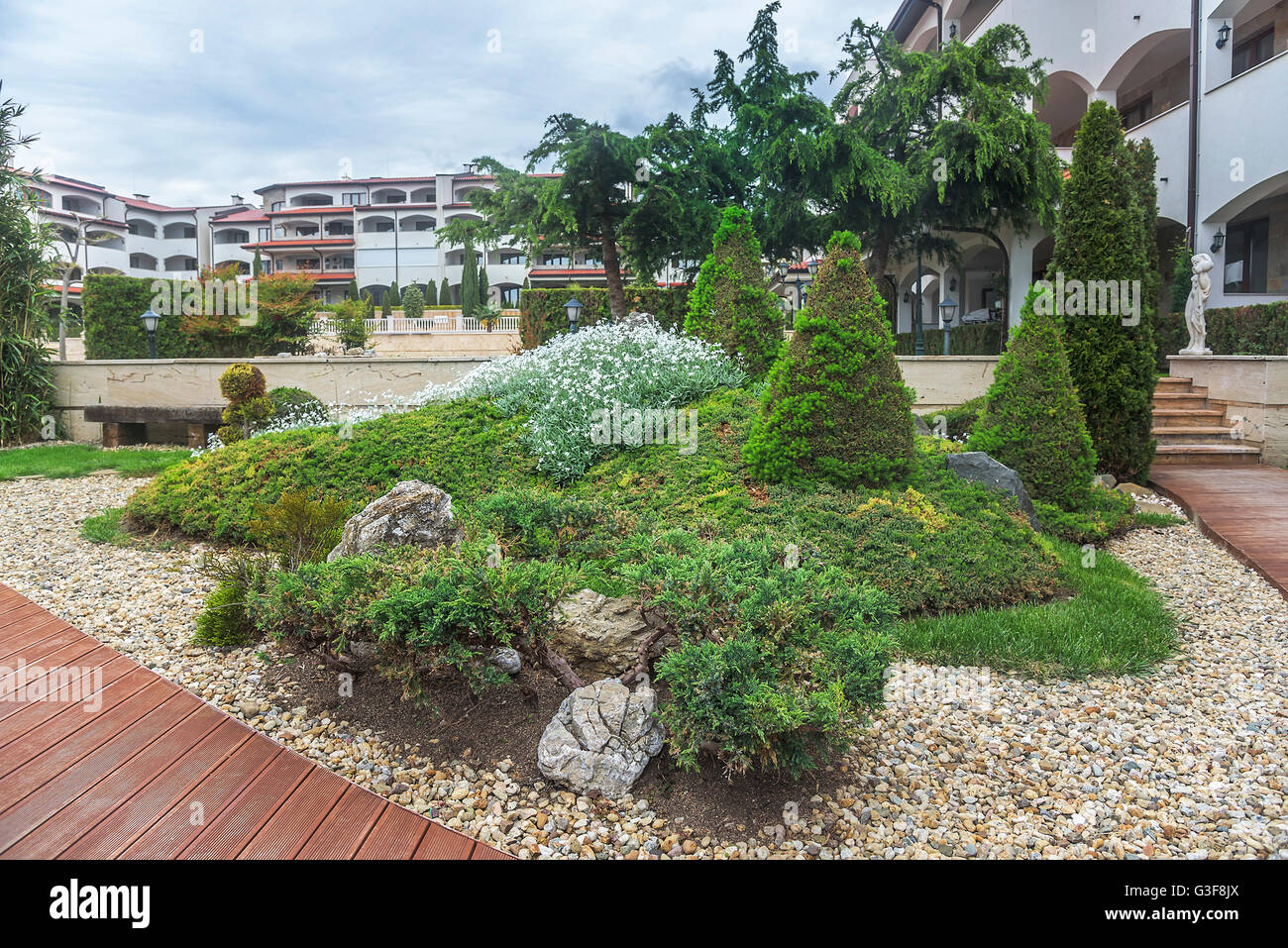 Esterno di scivolo alpino in un giardino paesaggistico. Foto Stock