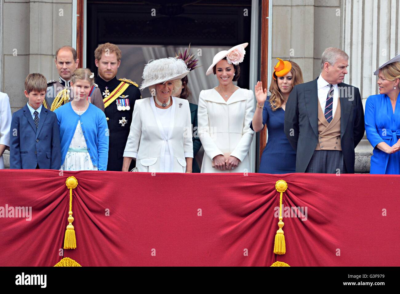 I membri della famiglia reale sul balcone di Buckingham Palace di Londra centrale dopo che hanno frequentato il Trooping la cerimonia di colore come la regina festeggia il suo compleanno ufficiale di oggi. Foto Stock