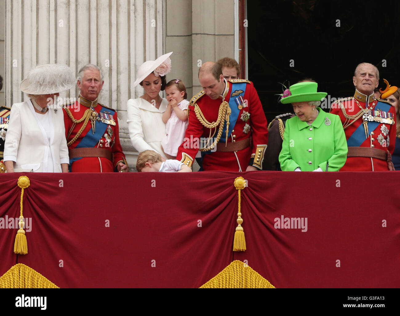 (Da sinistra a destra), il Principe del Galles e la duchessa di Cornovaglia, il Duca e la Duchessa di Cambridge, con Prince George e la Principessa Charlotte e la Regina Elisabetta II e il Duca di Edimburgo a guardare il flypast dal balcone di Buckingham Palace, durante il Trooping il colore cerimonia per la regina ufficiale novantesimo compleanno, nel centro di Londra. Foto Stock