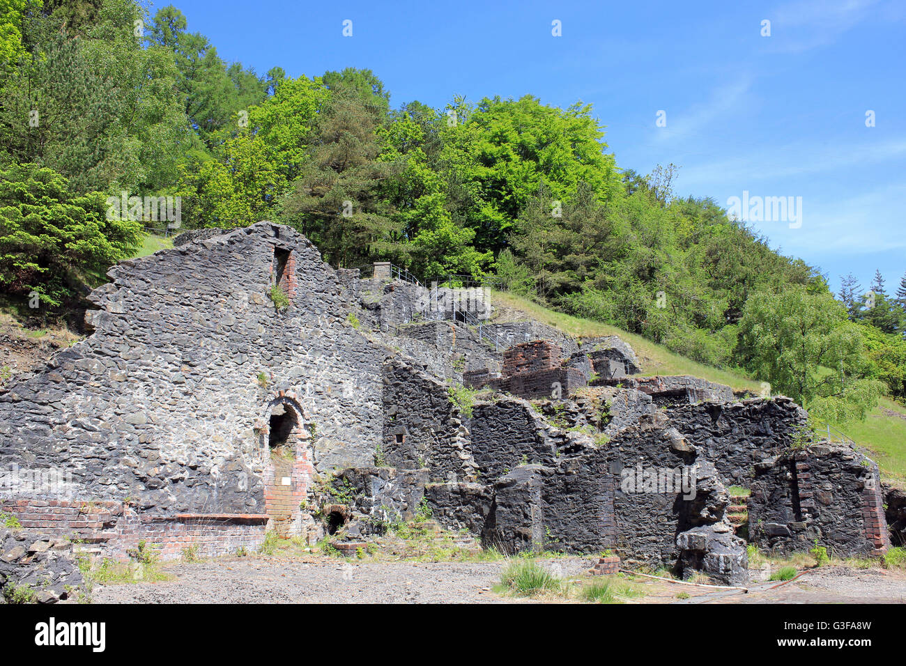 Rovine della ex Hafna Smelting Casa di Nant Uchaf, Gwydir Forest Park, Snowdonia, Galles Foto Stock