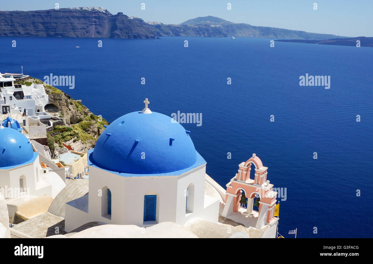 Visualizzare presso la Chiesa a Santorini, isola greca Foto Stock