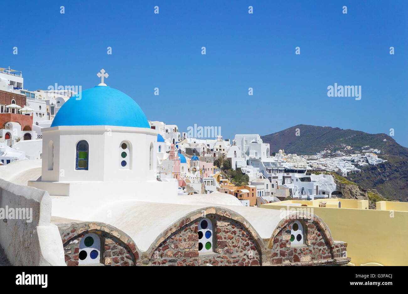 Visualizzare presso la Chiesa a Santorini, isola greca Foto Stock