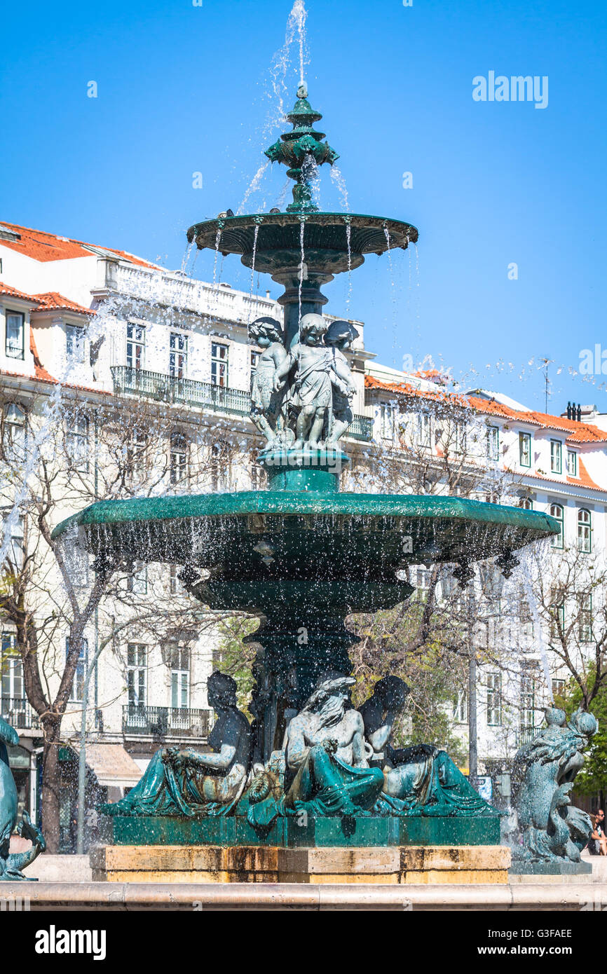 Piazza Rossio con fontana situata al quartiere Baixa a Lisbona, Portogallo Foto Stock