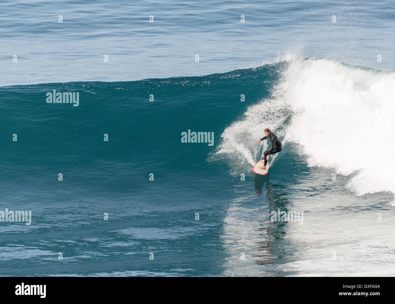 CALHETA,PORTOGALLO-marzo 26 Unidentified boy surf sulle onde grandi presso la costa orientale di Madeira su marzo 26,2016 in Sao Vincent Foto Stock