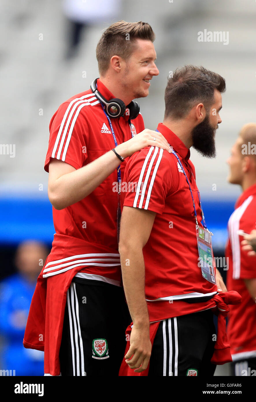 In Galles il portiere Wayne Hennessey (sinistra) e il Galles Joe Ledley (centro)durante UEFA EURO 2016, gruppo B corrispondono allo Stade de Bordeaux Bordeaux. Foto Stock