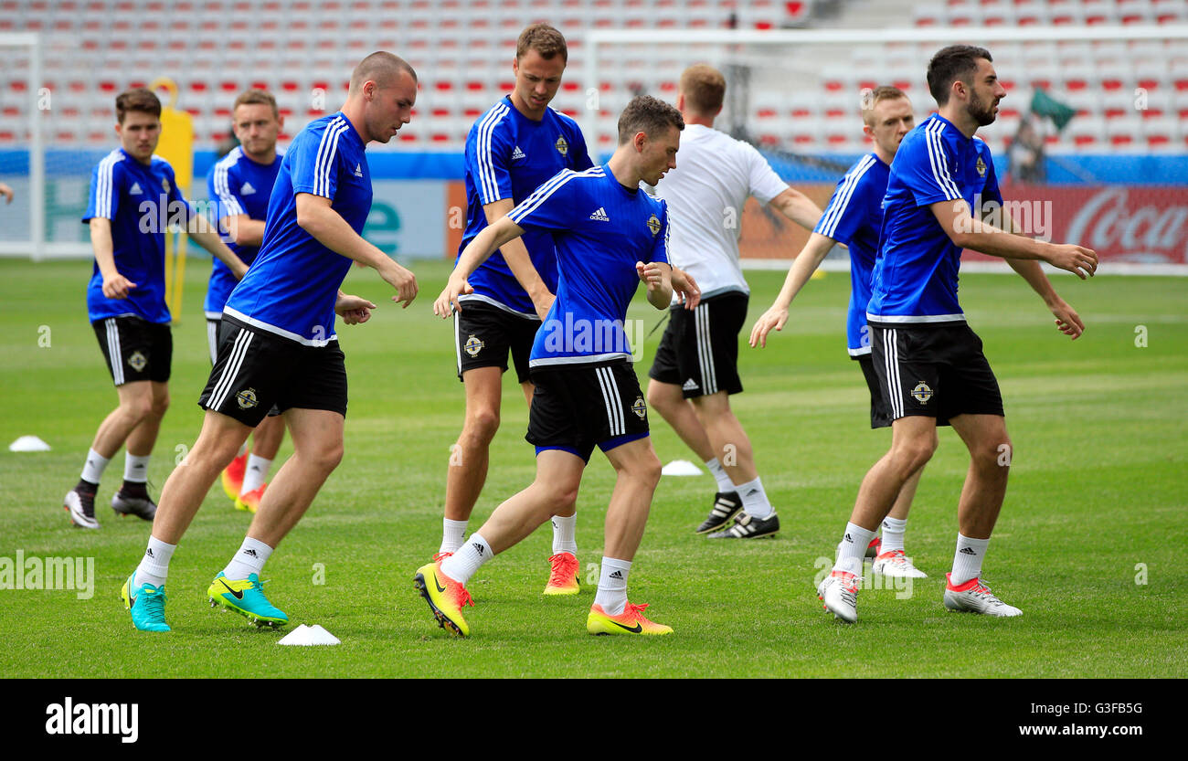 Giocatori dell'Irlanda del Nord durante una sessione di allenamento allo Stade de Nice. PREMERE ASSOCIAZIONE foto. Data immagine: Sabato 11 giugno 2016. Vedi PA storia CALCIO N Irlanda. Il credito fotografico dovrebbe essere: Jonathan Brady/PA Wire. Foto Stock