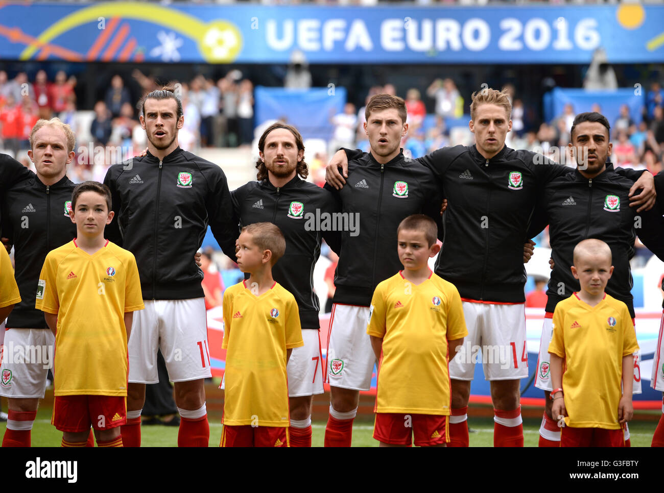 (L - R) Wles Jonathan Williams, Gareth Bale, Joe Allen, ben Davies, David Edwards e Neil Taylor cantano il loro inno nazionale durante la partita UEFA Euro 2016, Gruppo B allo Stade de Bordeaux, Bordeaux. PREMERE ASSOCIAZIONE foto. Data immagine: Sabato 11 giugno 2016. Vedi PA storia CALCIO Galles. Il credito fotografico dovrebbe essere: Joe Giddens/PA Wire. Foto Stock