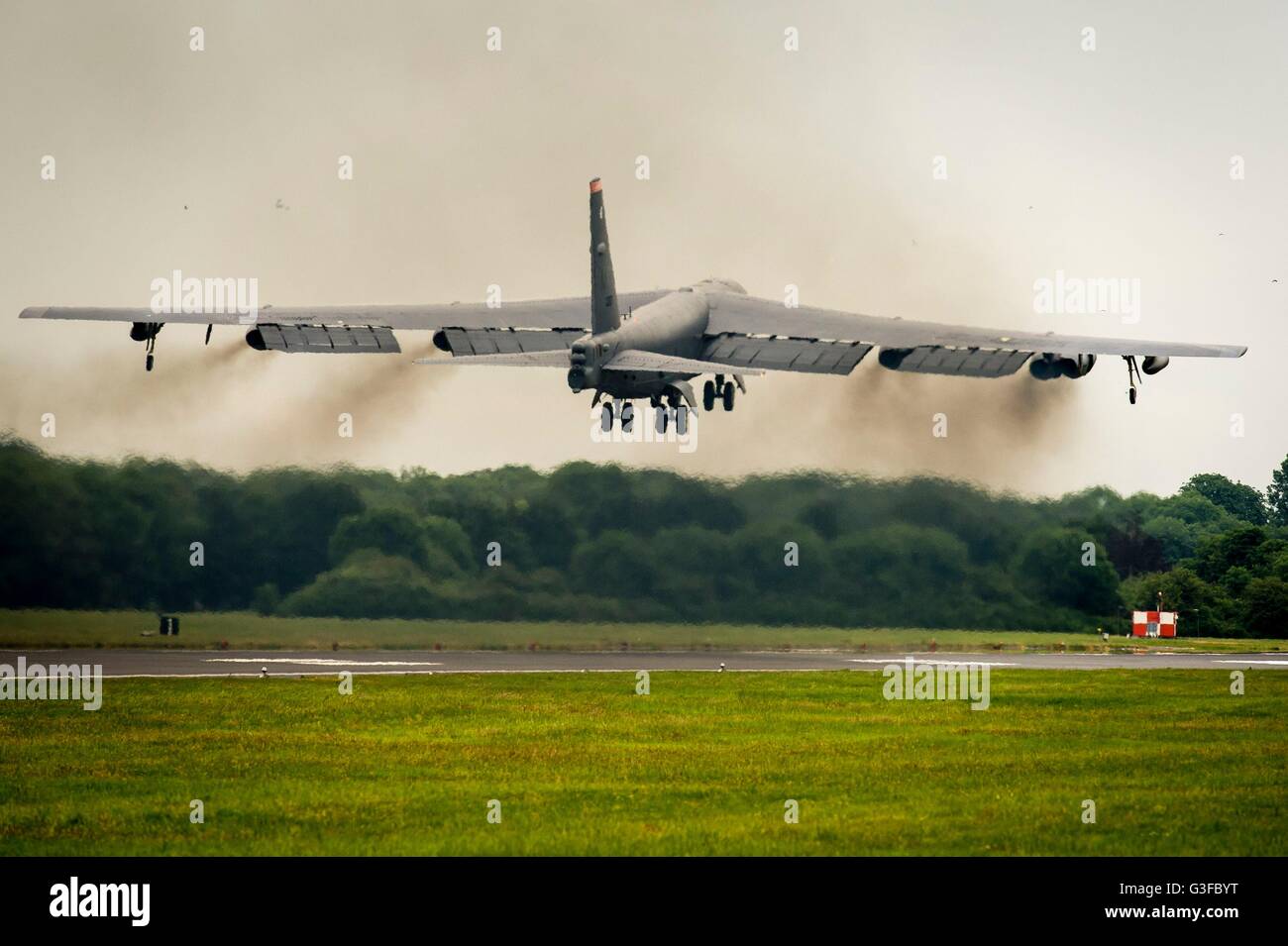 Una United States Air Force (USAF) Boeing B-52H Stratofortress bombardiere strategico della 23d Bomb Squadron, decolla da RAF Fairford airbase voce al Nord Europa su una esercitazione NATO, come parte di un US Air Force Global Strike il comando distribuzione a Fairford, per l'addestramento militare esercizi. Foto Stock