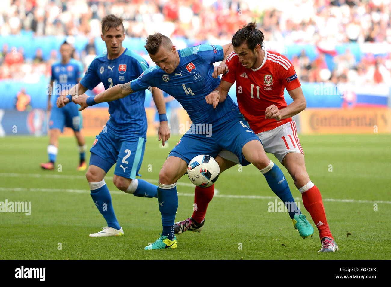 Gareth Bale del Galles (a destra) e Jan Durica della Slovacchia combattono per la palla durante la partita UEFA Euro 2016, Gruppo B allo Stade de Bordeaux, Bordeaux. PREMERE ASSOCIAZIONE foto. Data immagine: Sabato 11 giugno 2016. Vedi PA storia CALCIO Galles. Il credito fotografico dovrebbe essere: Joe Giddens/PA Wire. Foto Stock