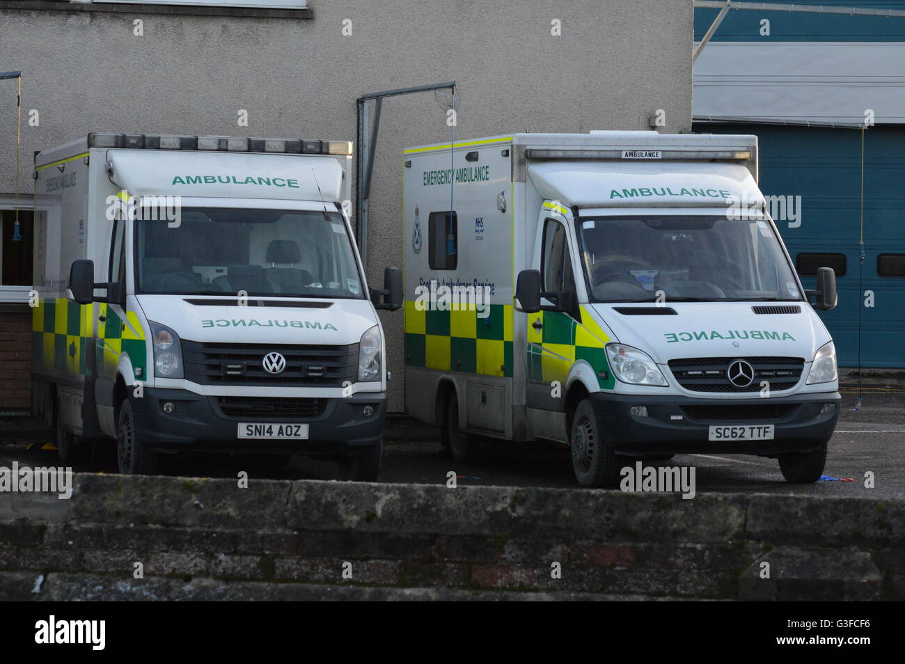Due ambulanze da Scottish servizio ambulanza visto in attesa di una chiamata a Dundee stazione di ambulanza Foto Stock
