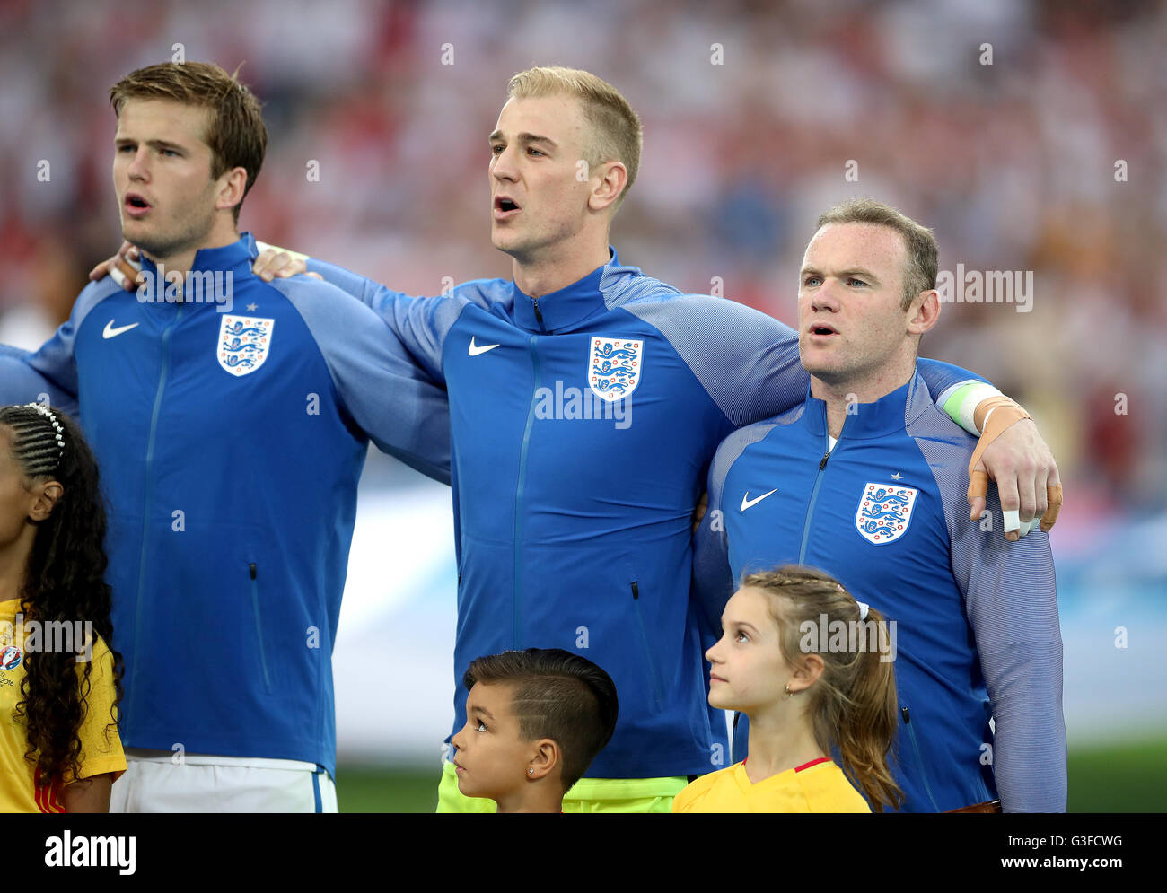 L'Inghilterra del Wayne Rooney (a destra), il portiere Joe Hart (centro) e  Eric Dier (sinistra) cantare l'inno nazionale durante UEFA EURO 2016,  gruppo B corrispondono allo Stade Velodrome, Marsiglia Foto stock -