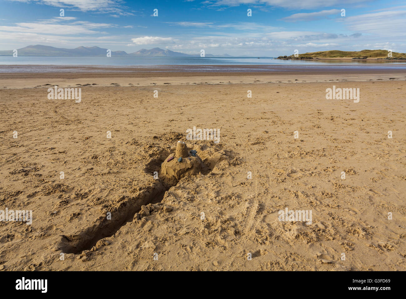 Spiaggia di Newborough e castello di sabbia Isola di Anglesey Foto Stock