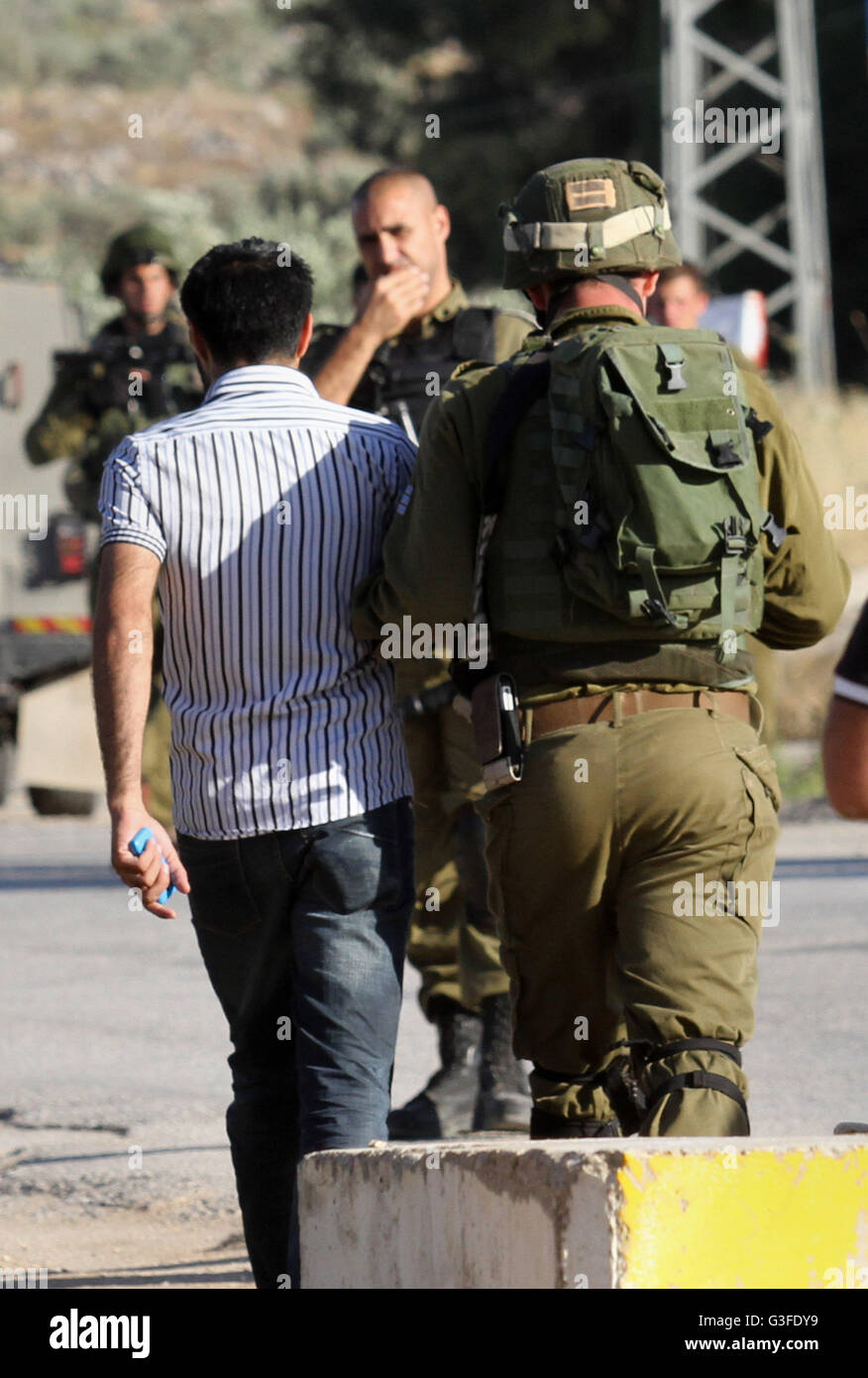 Nablus, West Bank, Territorio palestinese. Decimo Giugno, 2016. Forze di sicurezza israeliane arresto di un palestinese ad un checkpoint nei pressi della Cisgiordania città di Nablus, Giugno 10, 2016 dopo un uomo palestinese ha tentato un attacco stabbing. È stato palestinese sparato e ferito, esercito detto © Nedal Eshtayah APA/images/ZUMA filo/Alamy Live News Foto Stock