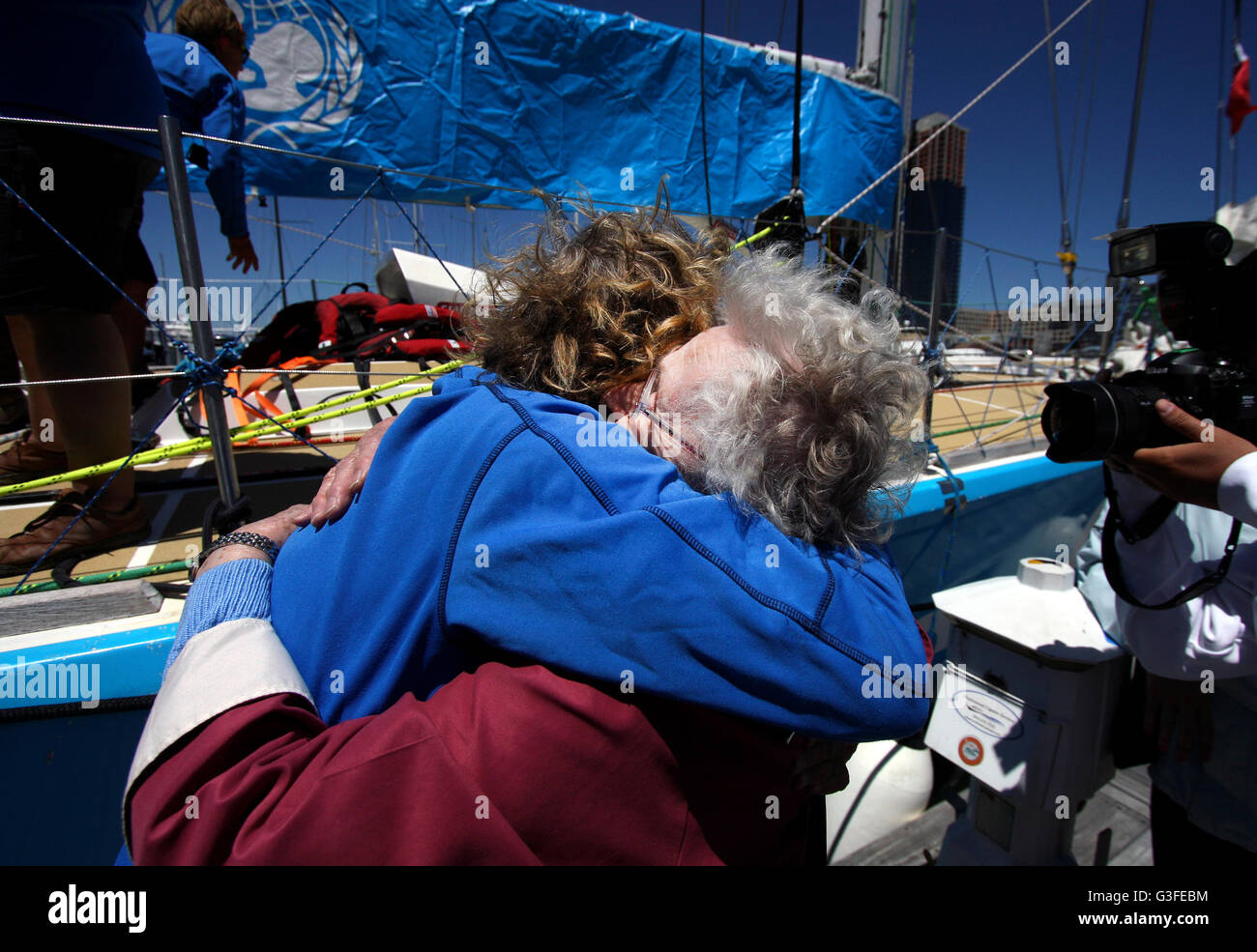 New York, Stati Uniti d'America. Decimo Giugno, 2016. L' UNICEF per il Giro del Mondo in equipaggio, Kate Whyatt, di 60 anni consigliere e giocare terapista DAL REGNO UNITO riceve un abbraccio da sua madre, Anne Smart dopo l'UNICEF team è arrivato a Liberty Marina di atterraggio nel New Jersey a fine gara 11 del LMAX-Exchange, Gara delle Americhe parte del Clipper il giro del mondo in barca a vela. Non avevano mai visto ogni altro dato che la gara andò a Londra il 30 agosto dello scorso anno. Onorevole Smart ha una sorella che vive nel Connecticut ha quindi deciso di fare una sorpresa a Kate e visita a sua sorella in lo stesso viaggio. Credito: Adam Stoltman/Alamy Li Foto Stock
