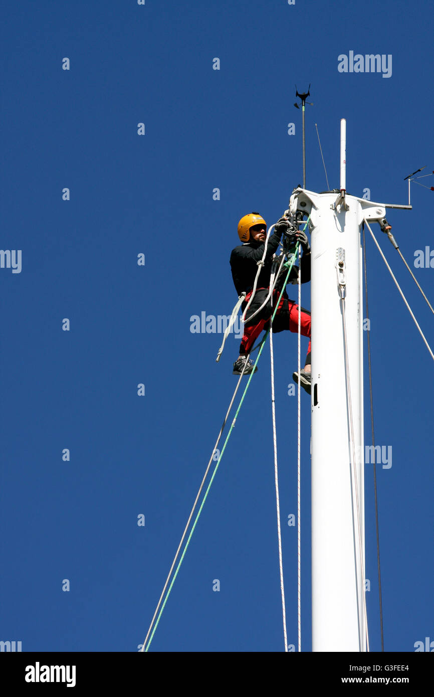 New York, Stati Uniti d'America. Decimo Giugno, 2016. Un membro di equipaggio del grande Britian-Northern Irlanda Team il team risale il montante come equipaggi pulire in profondità le loro navi in libertà sbarco Marina in New Jersey a fine gara delle Americhe parte del Clipper il giro del mondo in barca a vela. Le squadre hanno cominciato a tagliare il traguardo di ieri e di rendere il loro modo nell'area di New York City. Credito: Adam Stoltman/Alamy Live News Foto Stock