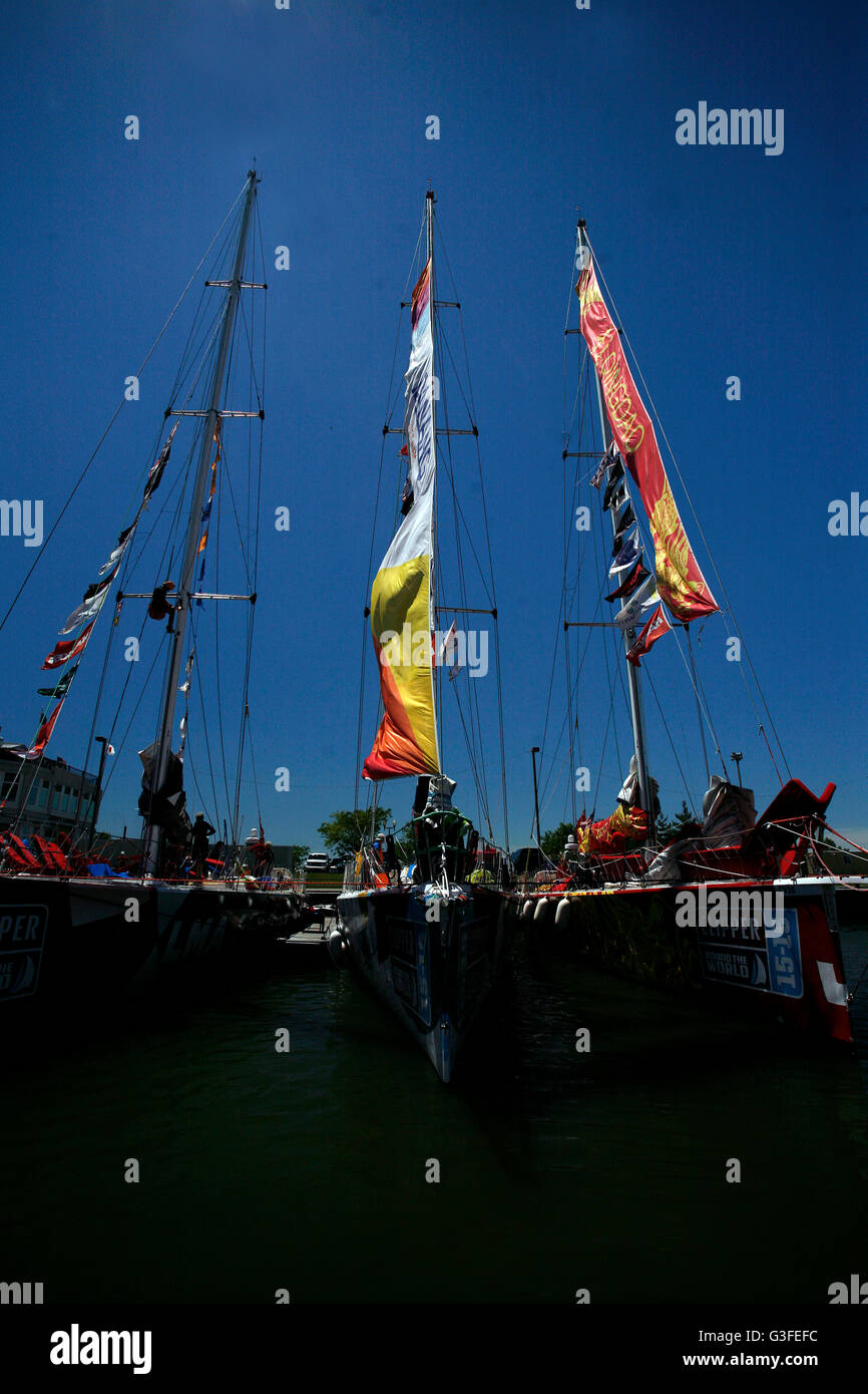 New York, Stati Uniti d'America. Decimo Giugno, 2016. Bandiere da vari team flutter yacht nel vento come partecipanti yacht ormeggiati a Liberty Marina di atterraggio nel New Jersey a seguito della conclusione della gara delle Americhe porzione di Clipper il giro del mondo in barca a vela. Team ha cominciato ad arrivare nell'area di New York City di ieri. Credito: Adam Stoltman/Alamy Live News Foto Stock