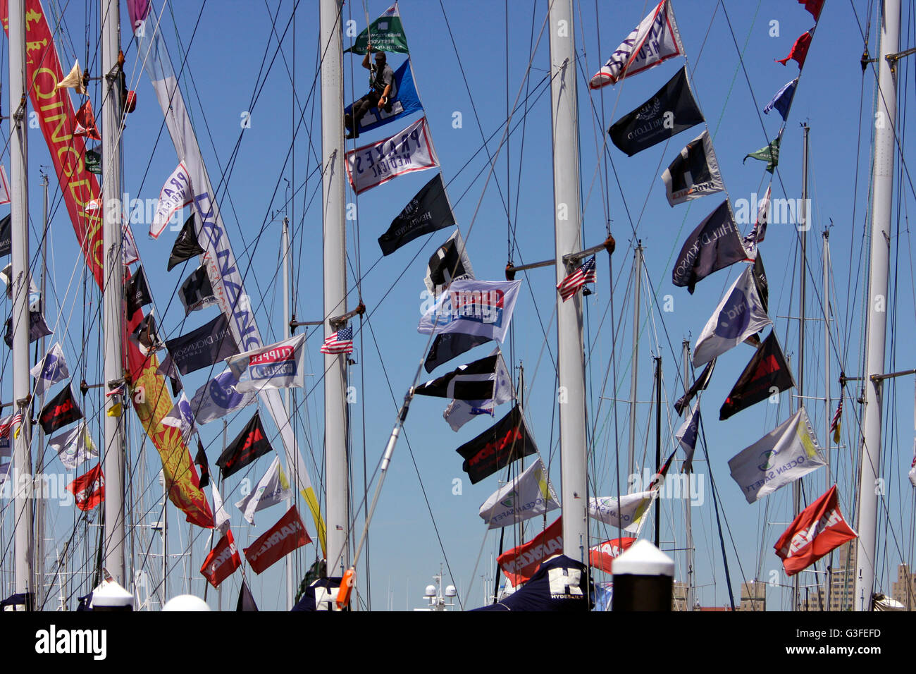 New York, Stati Uniti d'America. Decimo Giugno, 2016. Bandiere da vari team flutter yacht nel vento come partecipanti yacht ormeggiati a Liberty Marina di atterraggio nel New Jersey a seguito della conclusione della gara delle Americhe porzione di Clipper il giro del mondo in barca a vela. Team ha cominciato ad arrivare nell'area di New York City di ieri. Credito: Adam Stoltman/Alamy Live News Foto Stock