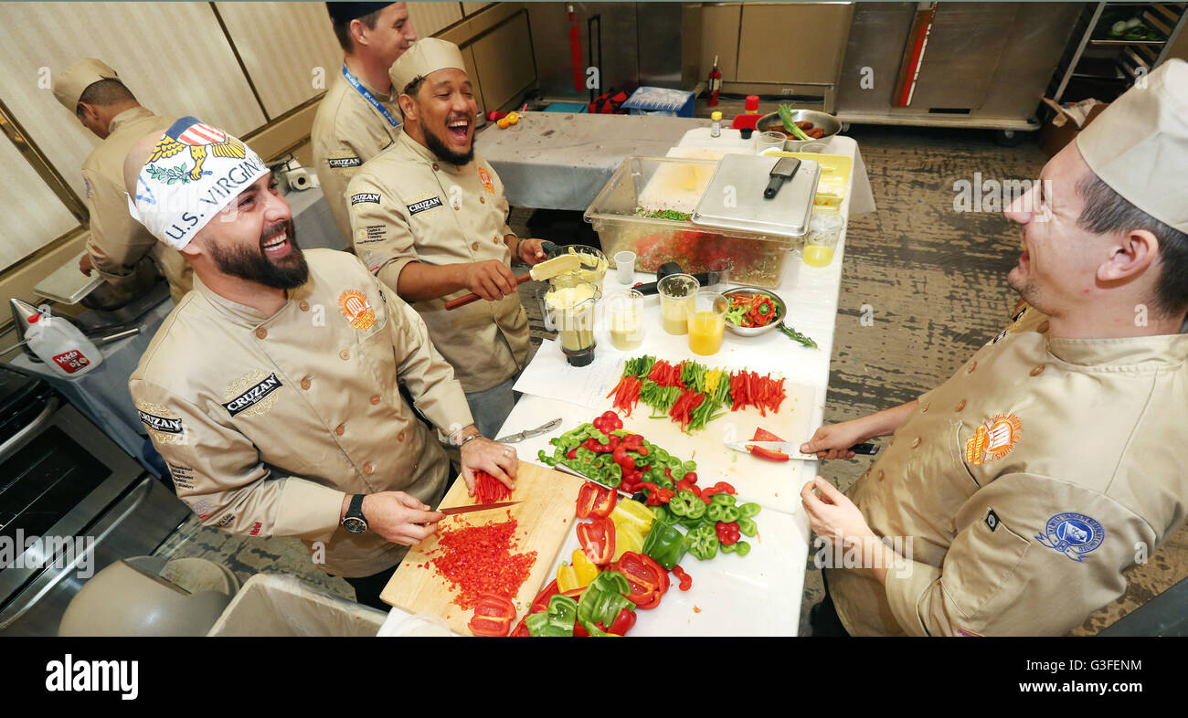 Miami, Florida, Stati Uniti d'America. Il 9 giugno, 2016. Chef con il team degli Stati Uniti Isands vergine preparare gli ingredienti per Bacalao Gundy al Festival Caraibico durante i 5 giorni di gusto dei Caraibi vetrina culinaria presentata dalla Caribbean Hotel & Tourism Association presso la struttura Hyatt Regency Miami il 9 giugno 2016 a Miami, USA. Credito: SEAN I draghetti/Alamy Live News Foto Stock