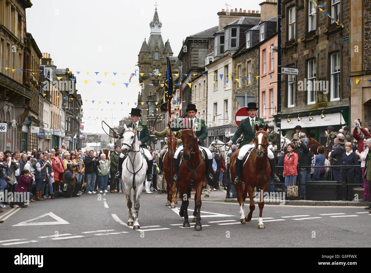 Hawick, Scotland, Regno Unito. 10 giu 2016. Hawick Equitazione comune 2016 'Cornet' Euan Reilly e la sua a destra e a sinistra gli uomini, Gregor Hepburn e Ross Gibson, Hawick Equitazione comune è il primo del confine annuale "Rideouts', celebra la cattura di una bandiera inglese da una razzia partito nel 1514 dalla gioventù di Hawick a Hornshole e l antica usanza di cavalcare le marche o i confini della terra comune. Credito: Troy GB di immagini/Alamy Live News Foto Stock