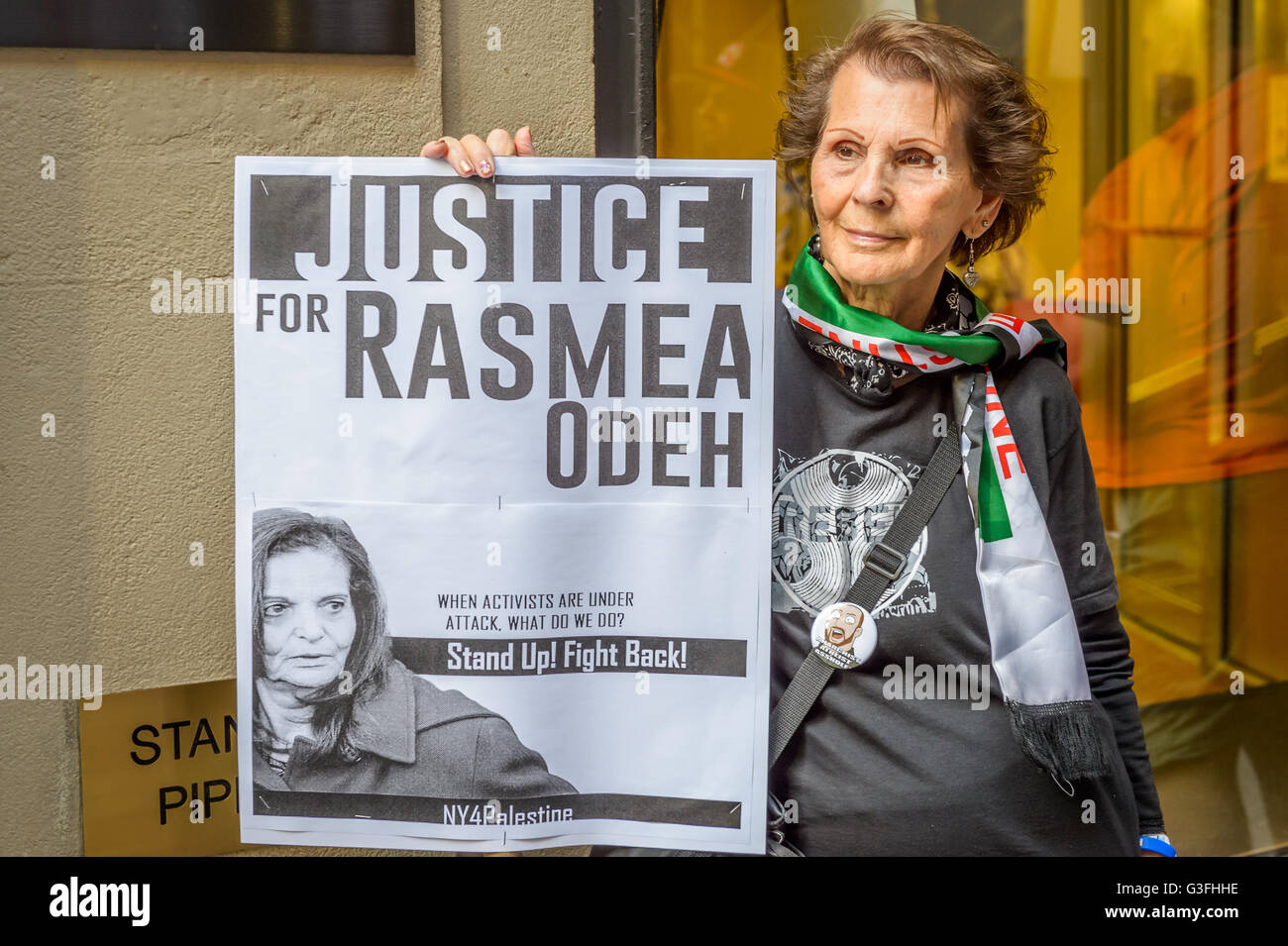 New York, Stati Uniti. Decimo Giugno, 2016. Rasmea Odeh apparirà con i suoi avvocati prima di giudicare Gershwin scarico per una conferenza di Stato presso il tribunale federale a Detroit, Michigan. New York sarà in piedi in solidarietà con Rasmea. Credito: Erik McGregor/Pacific Press/Alamy Live News Foto Stock